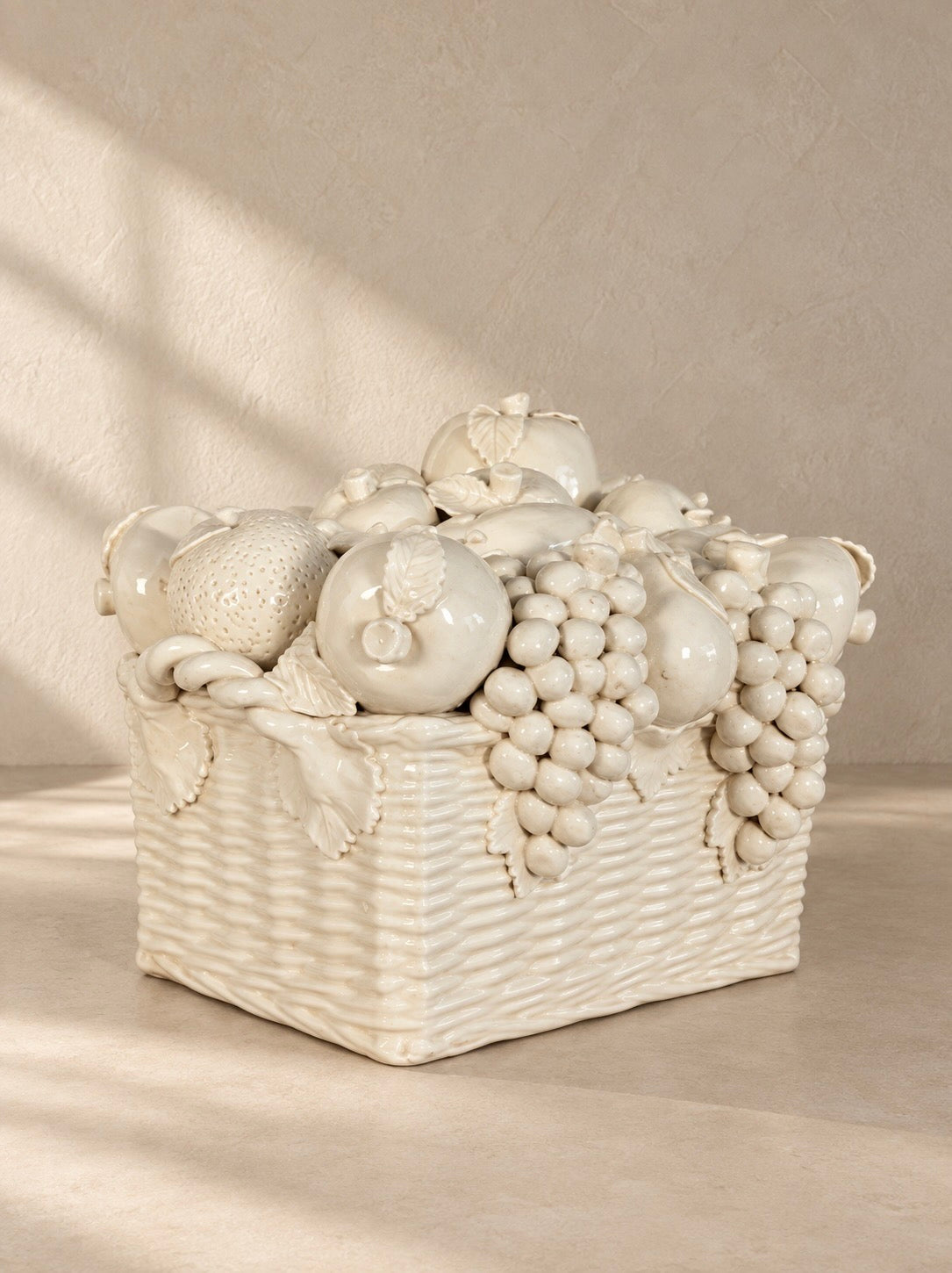 PANIER DE FRUITS ITALIEN EN CÉRAMIQUE BLANCHE, ANNÉES 50