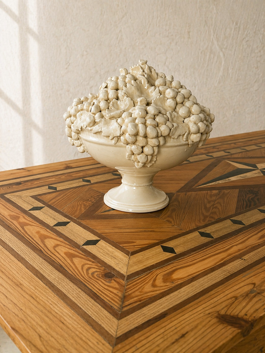 MESA DE MARQUETERÍA CON MOTIVOS GEOMETRICOS C.1900
