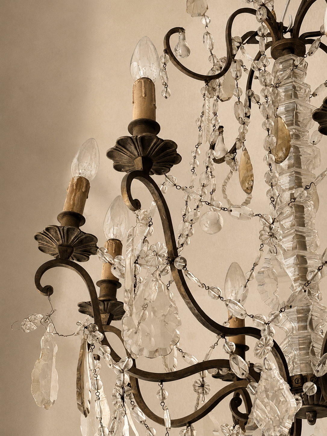 ARAÑA FRANCESA DE CRISTAL TALLADO Y BRONCE TIPO LUSTRE A PAMPILLES. FINALES DEL SIGLO XIX