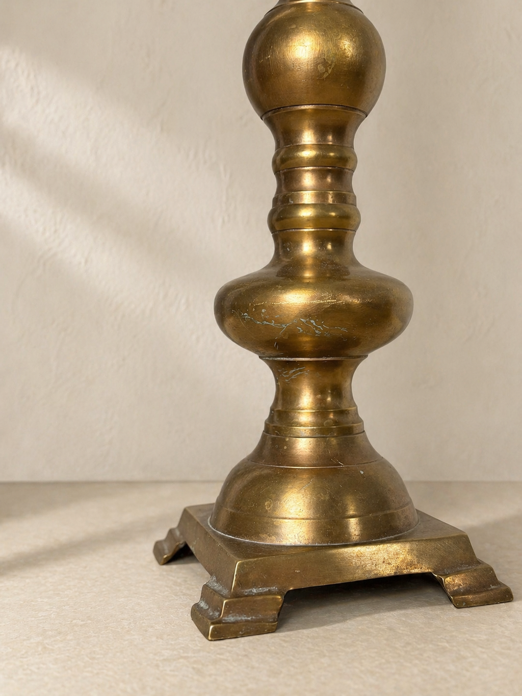 PAREJA DE CANDELEROS DE BRONCE DESMONTABLES HOLANDESES C.1900