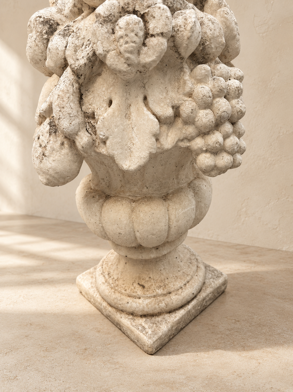 PAIR OF ORNAMENTAL FRENCH FRUIT BOWLS. 20TH CENTURY