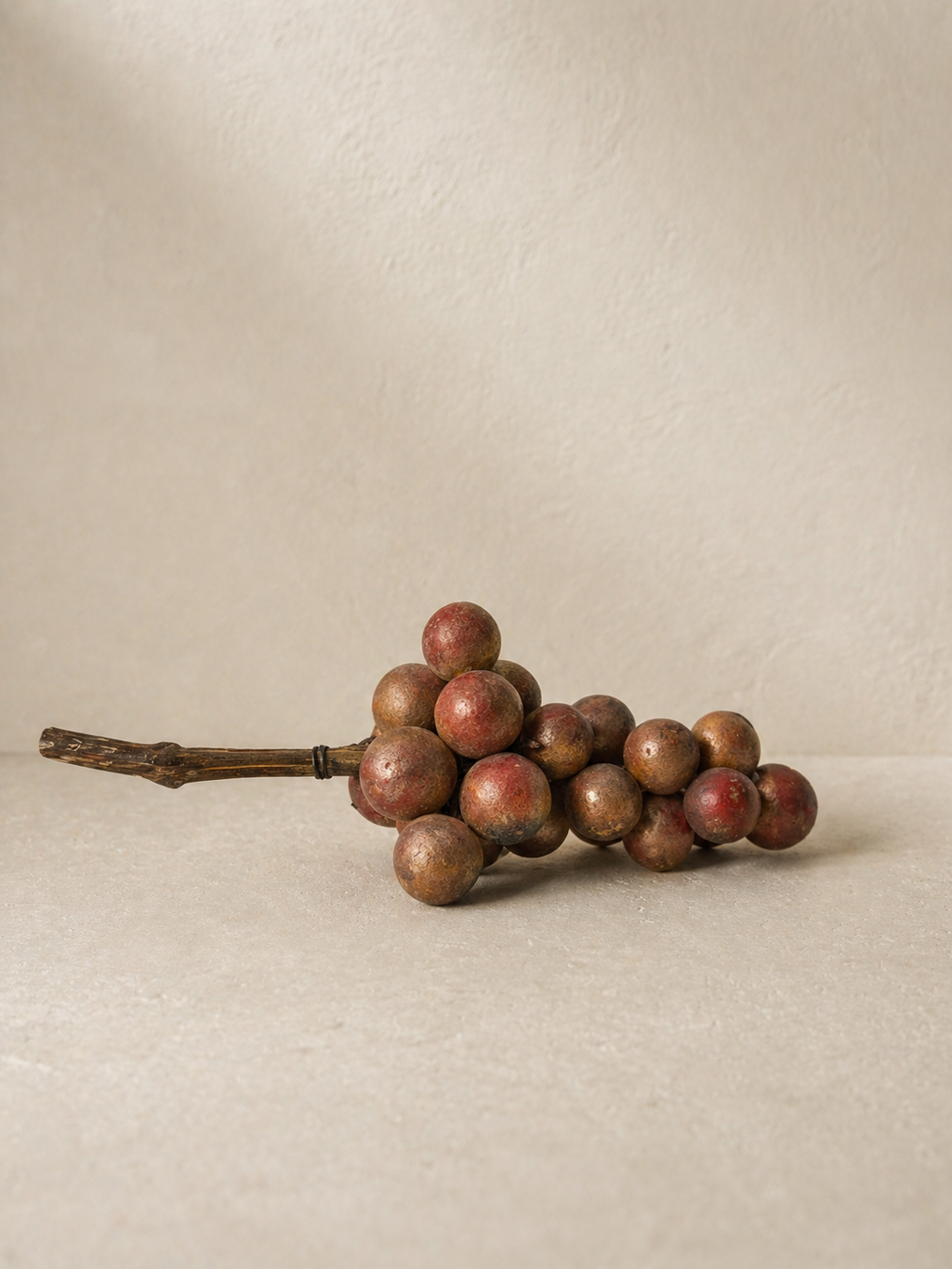 RACIMO DE UVAS DE ALABASTRO TALLADAS Y PINTADAS A MANO EN ITALIA AÑOS 50