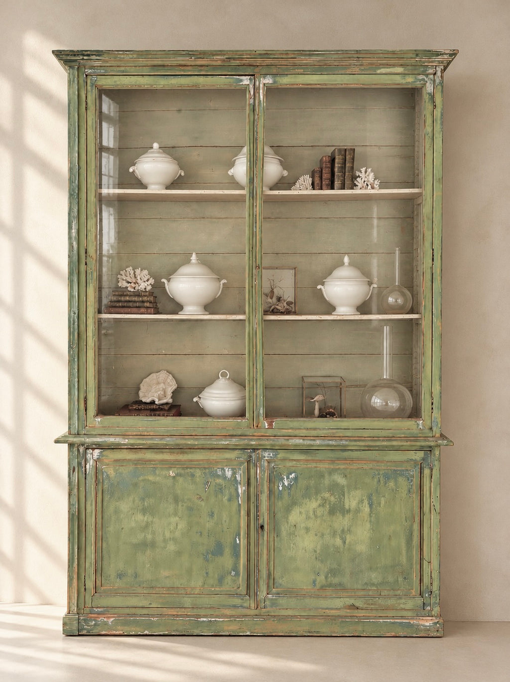 VITRINA FRANCESA CON VIDRIOS SOPLADOS Y PINTURA ORIGINAL, C.1880