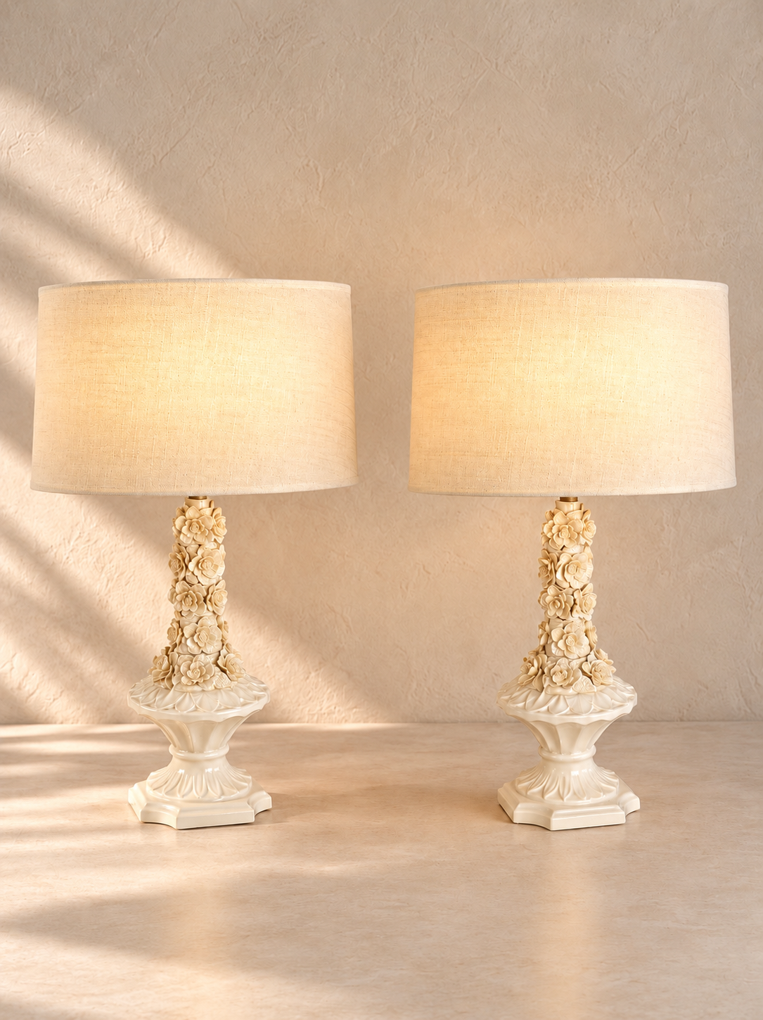 PAIRE DE LAMPES EN ÉPAISSEUR DE VERRE À MOTIFS FLORAUX, ANNÉES 50