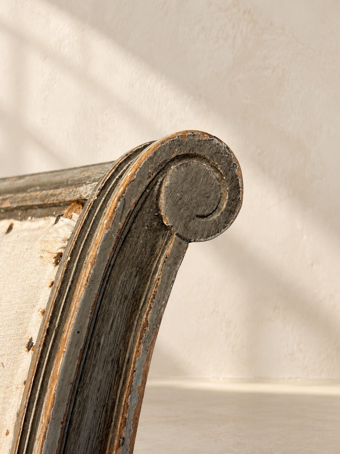 PAIRE DE FAUTEUILS DE STYLE DIRECTOIRE BELGES, XVIIIe SIÈCLE