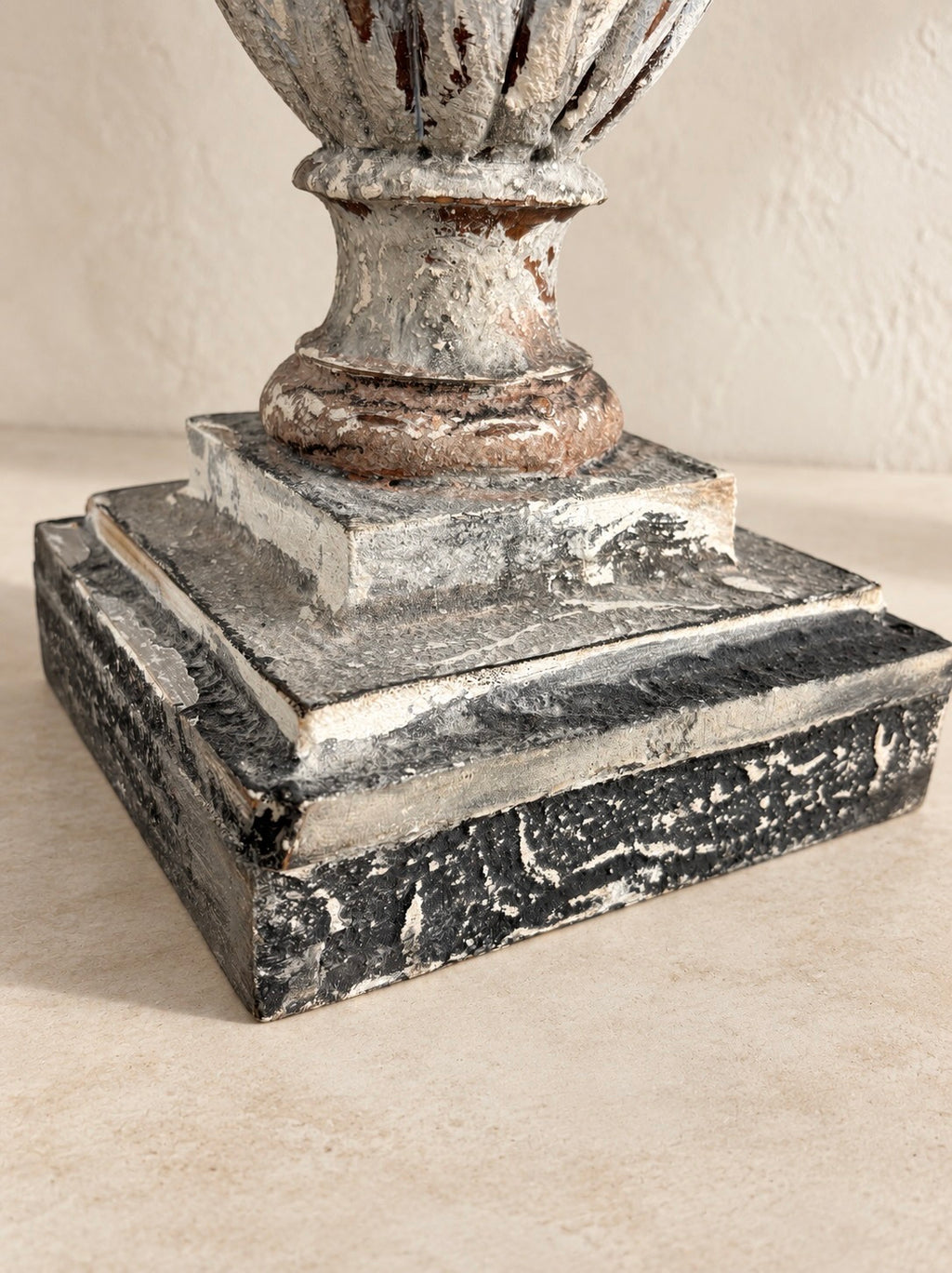 PAIRE D’ÉLÉMENTS EN BOIS POLYCHROMÉ À CORPS CANNELÉ, XIXe SIÈCLE