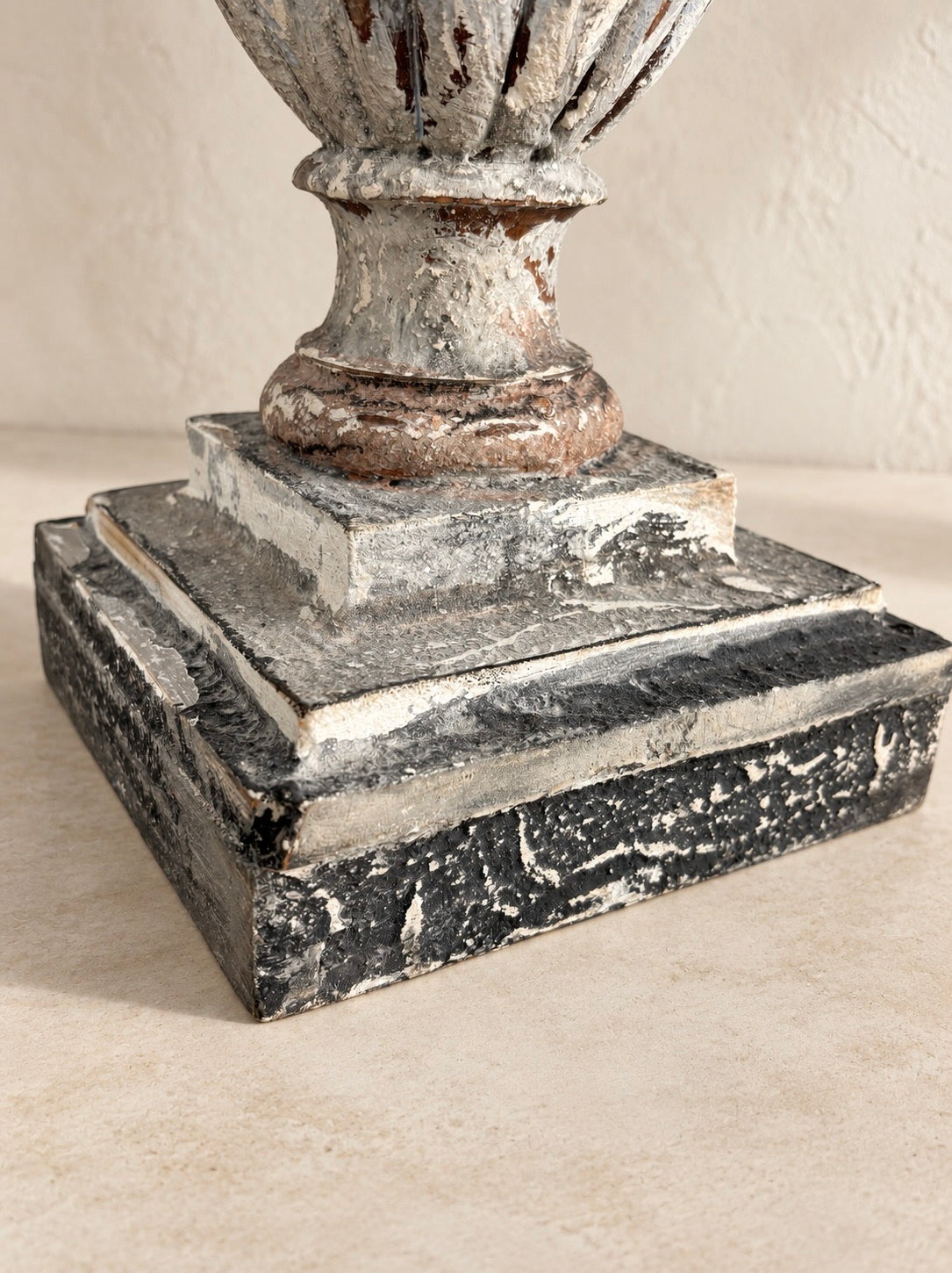 PAIRE D’ÉLÉMENTS EN BOIS POLYCHROMÉ À CORPS CANNELÉ, XIXe SIÈCLE