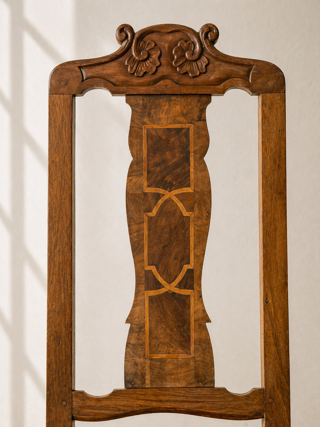 CONJUNTO DE 4 SILLAS DE NOGAL CON MARQUETERÍA C.1800