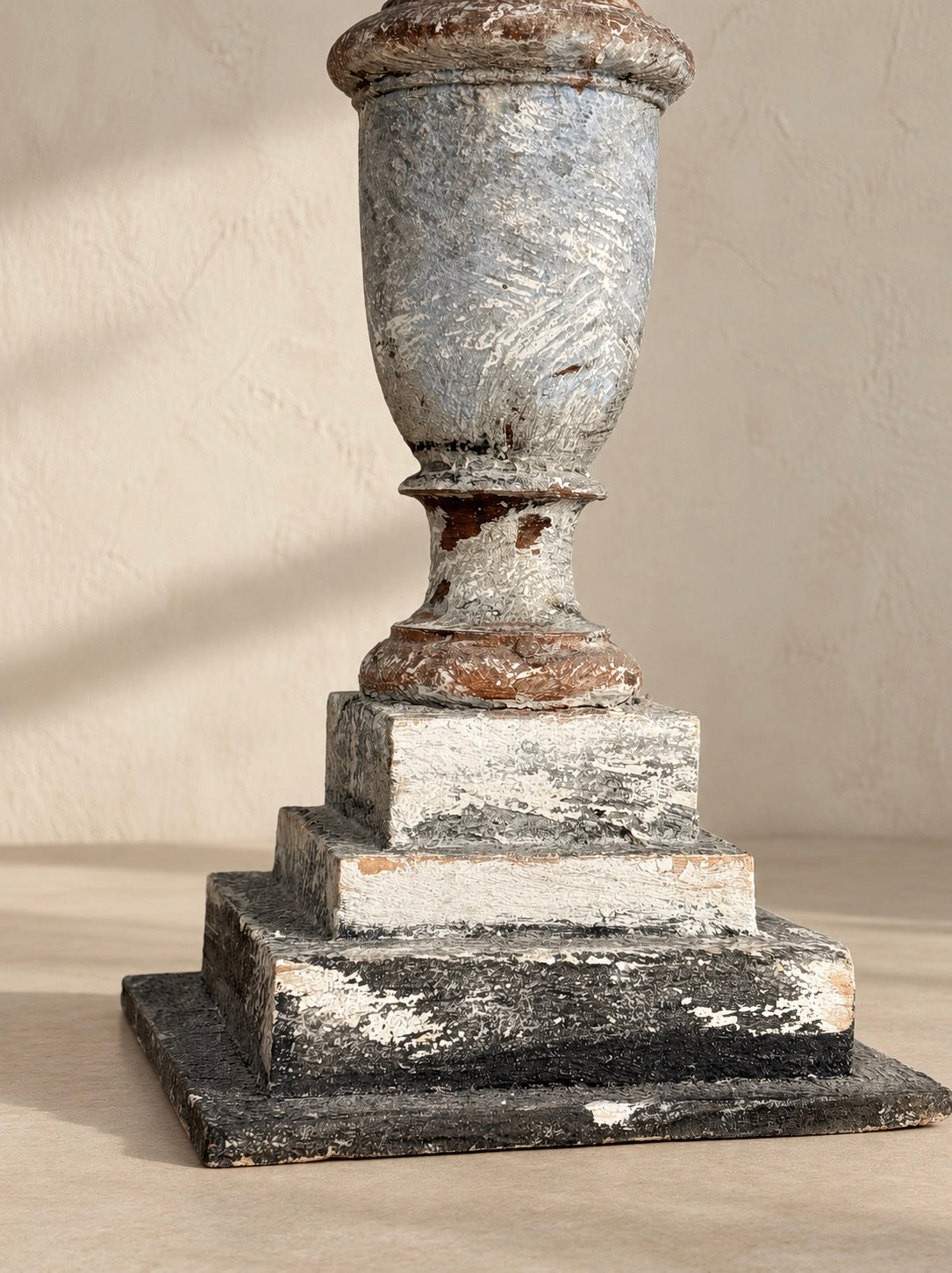 TRIO D’ÉLÉMENTS EN BOIS POLYCHROMÉ À TIGE ALLONGÉE, XIXE S.
