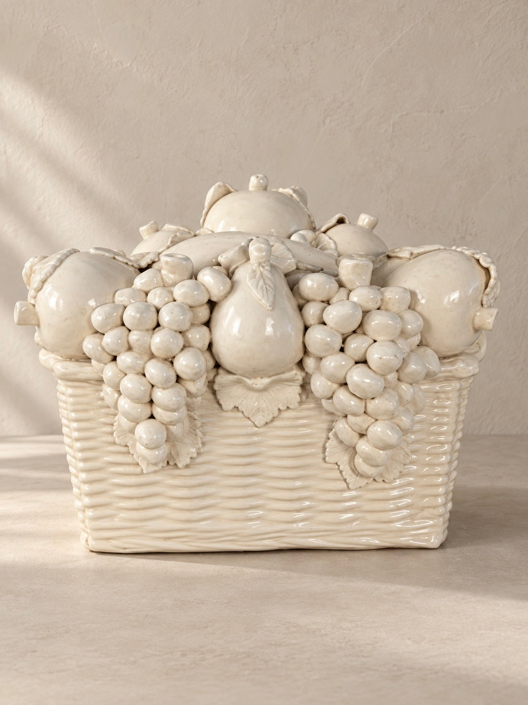PANIER DE FRUITS ITALIEN EN CÉRAMIQUE BLANCHE, ANNÉES 50