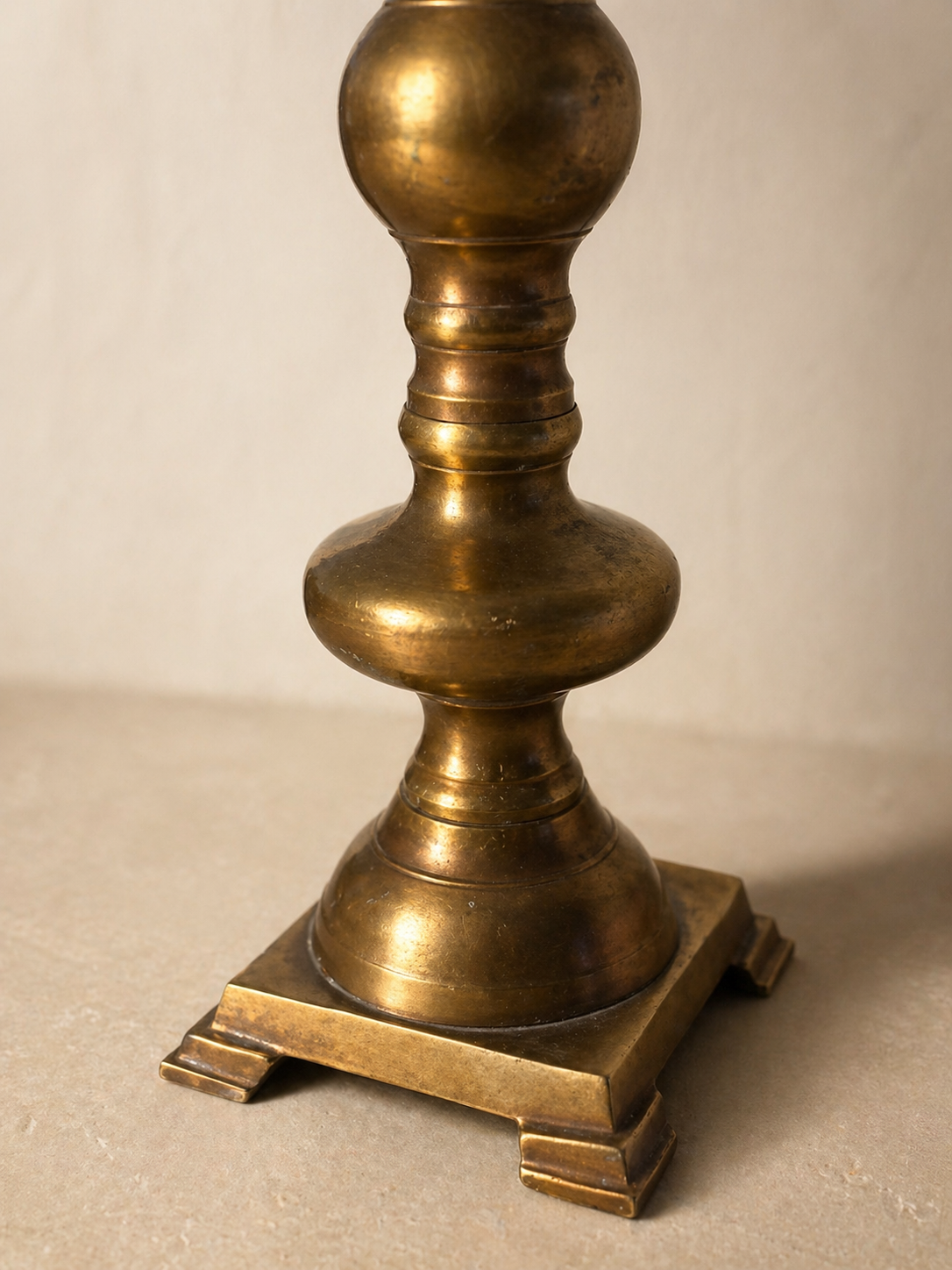 PAREJA DE CANDELEROS DE BRONCE DESMONTABLES HOLANDESES C.1900