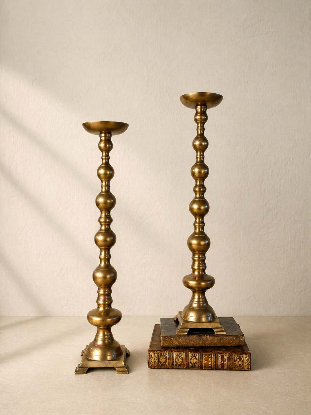 PAREJA DE CANDELEROS DE BRONCE DESMONTABLES HOLANDESES C.1900