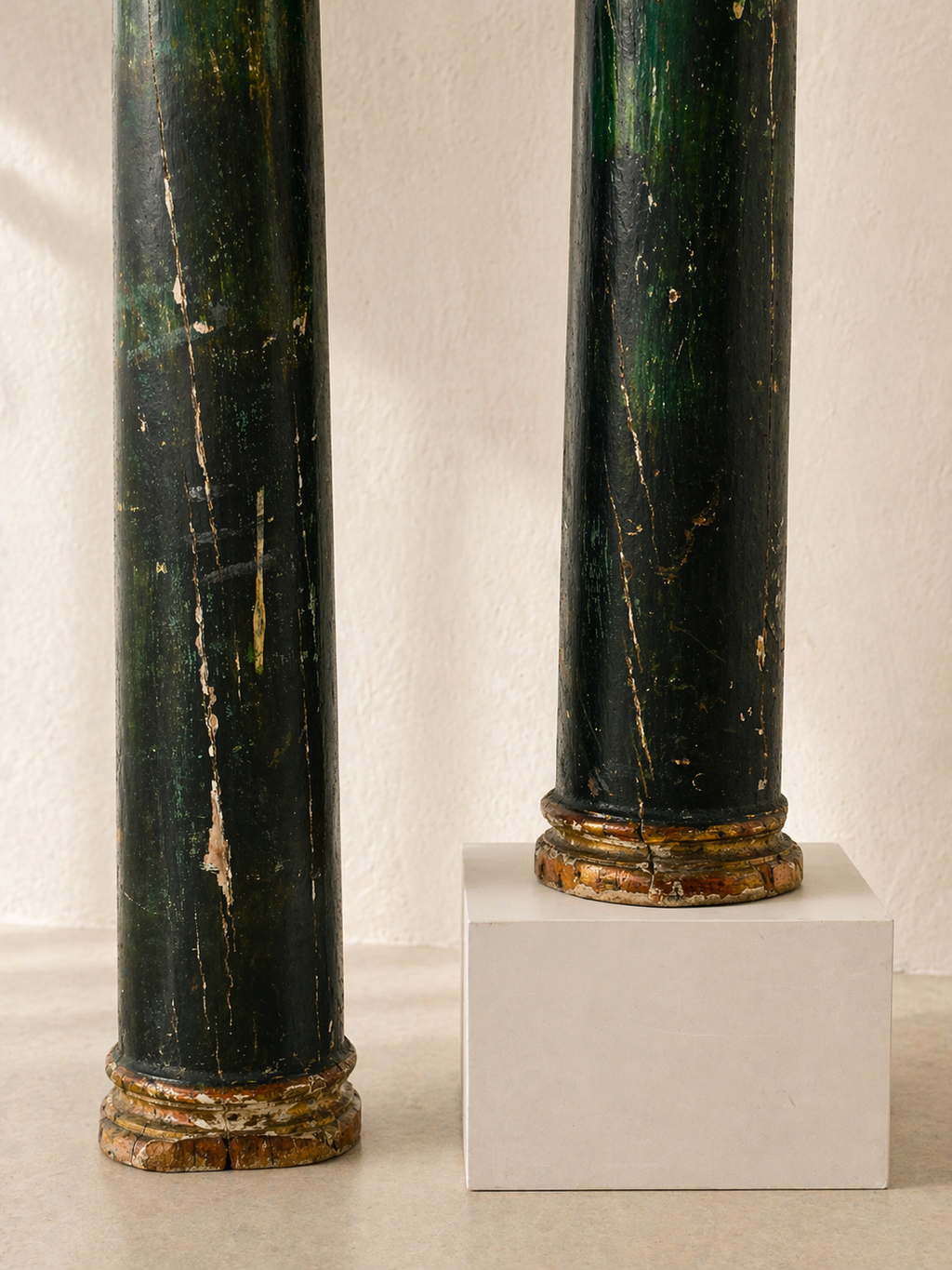 PAREJA DE COLUMNAS POLICROMADAS Y DORADAS S.XVII/XVIII