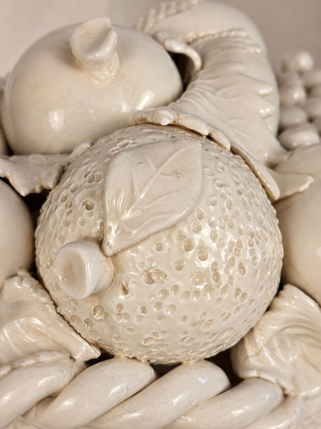 PANIER DE FRUITS ITALIEN EN CÉRAMIQUE BLANCHE, ANNÉES 50