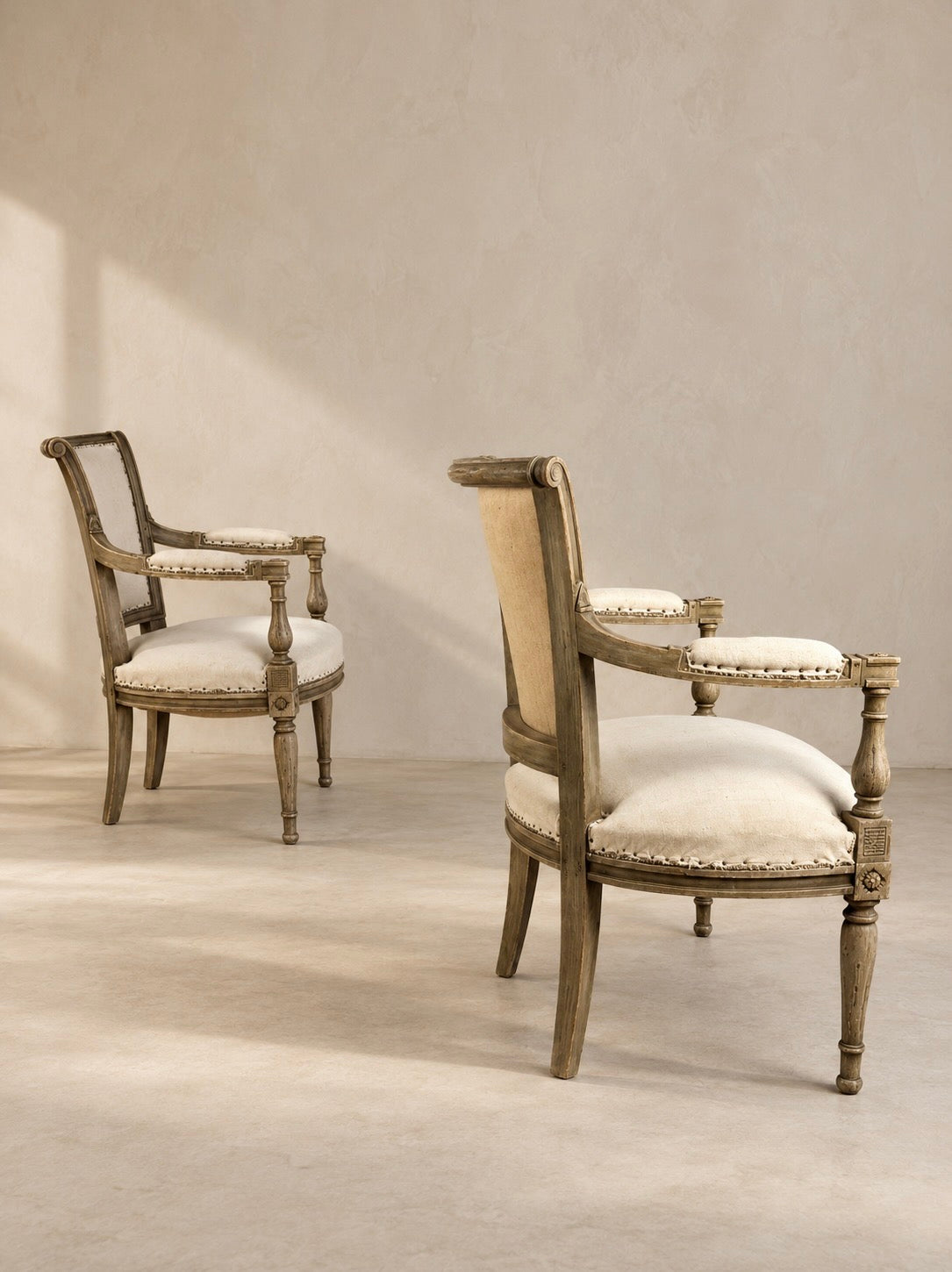 PAIRE DE FAUTEUILS DE STYLE DIRECTOIRE BELGES, XVIIIe SIÈCLE