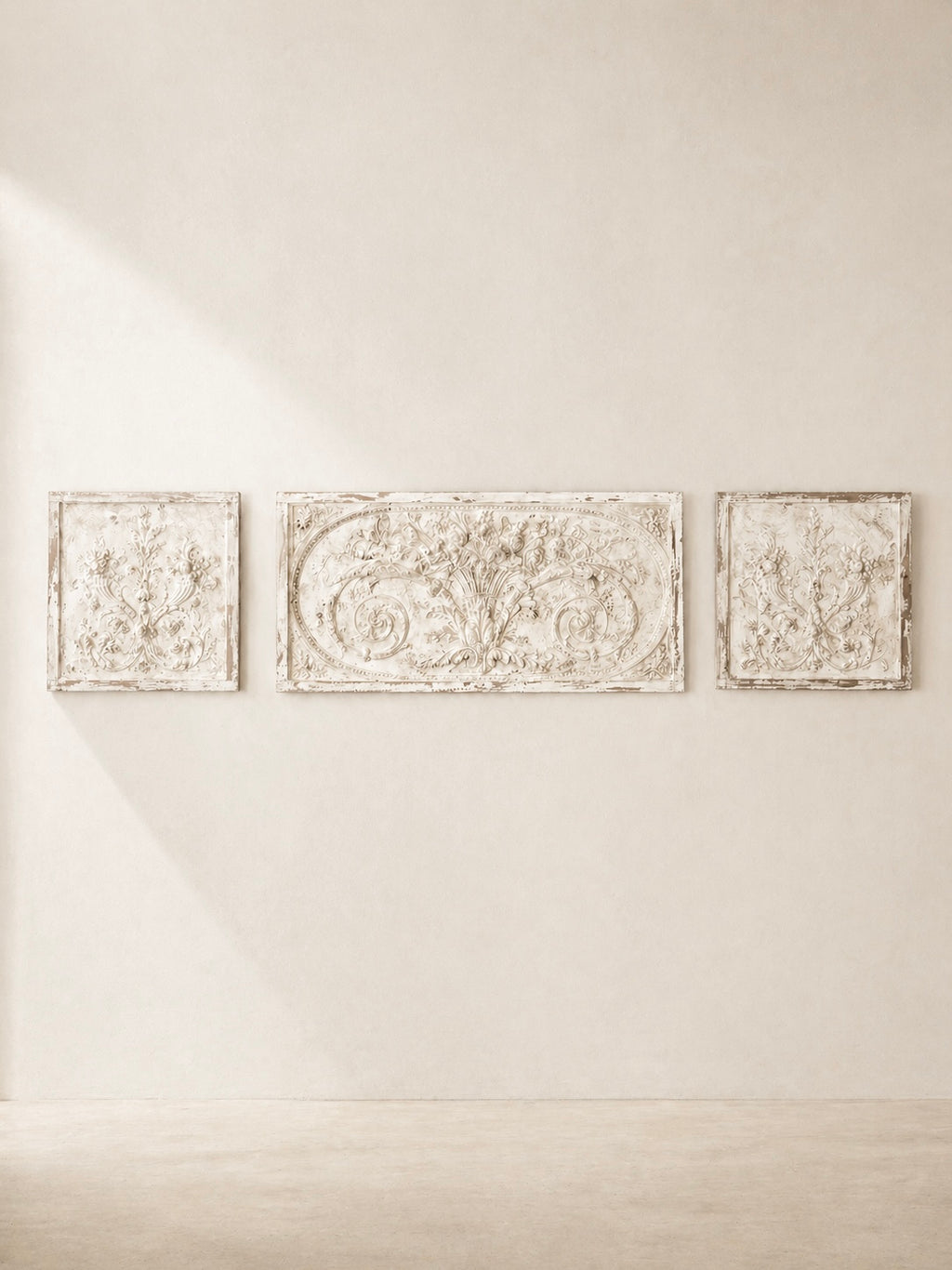 PANNEAU EN PLATRE AVEC MOTIFS NÉOCLASSIQUES XL, FRANCE VERS 1900