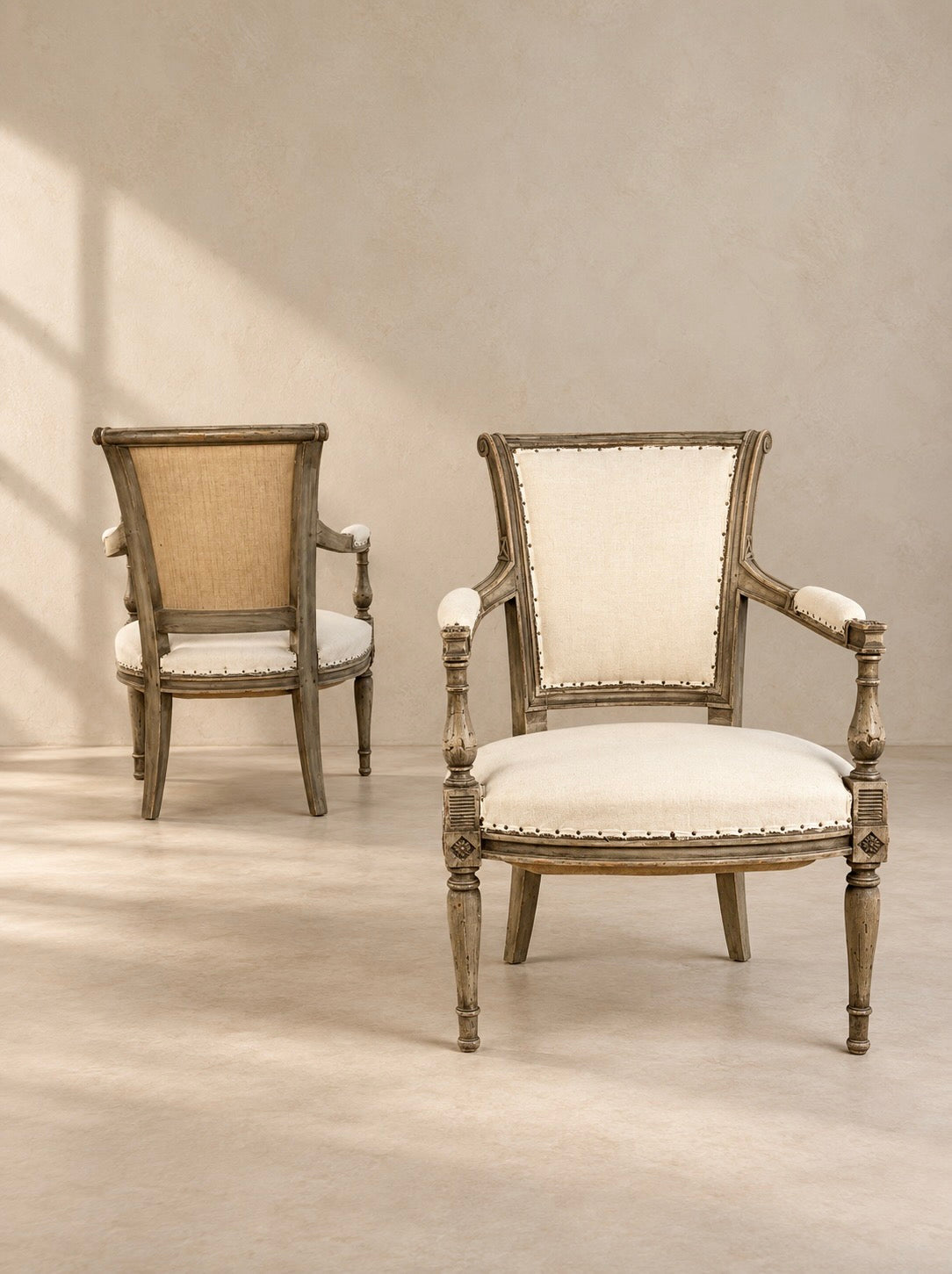 PAIRE DE FAUTEUILS DE STYLE DIRECTOIRE BELGES, XVIIIe SIÈCLE