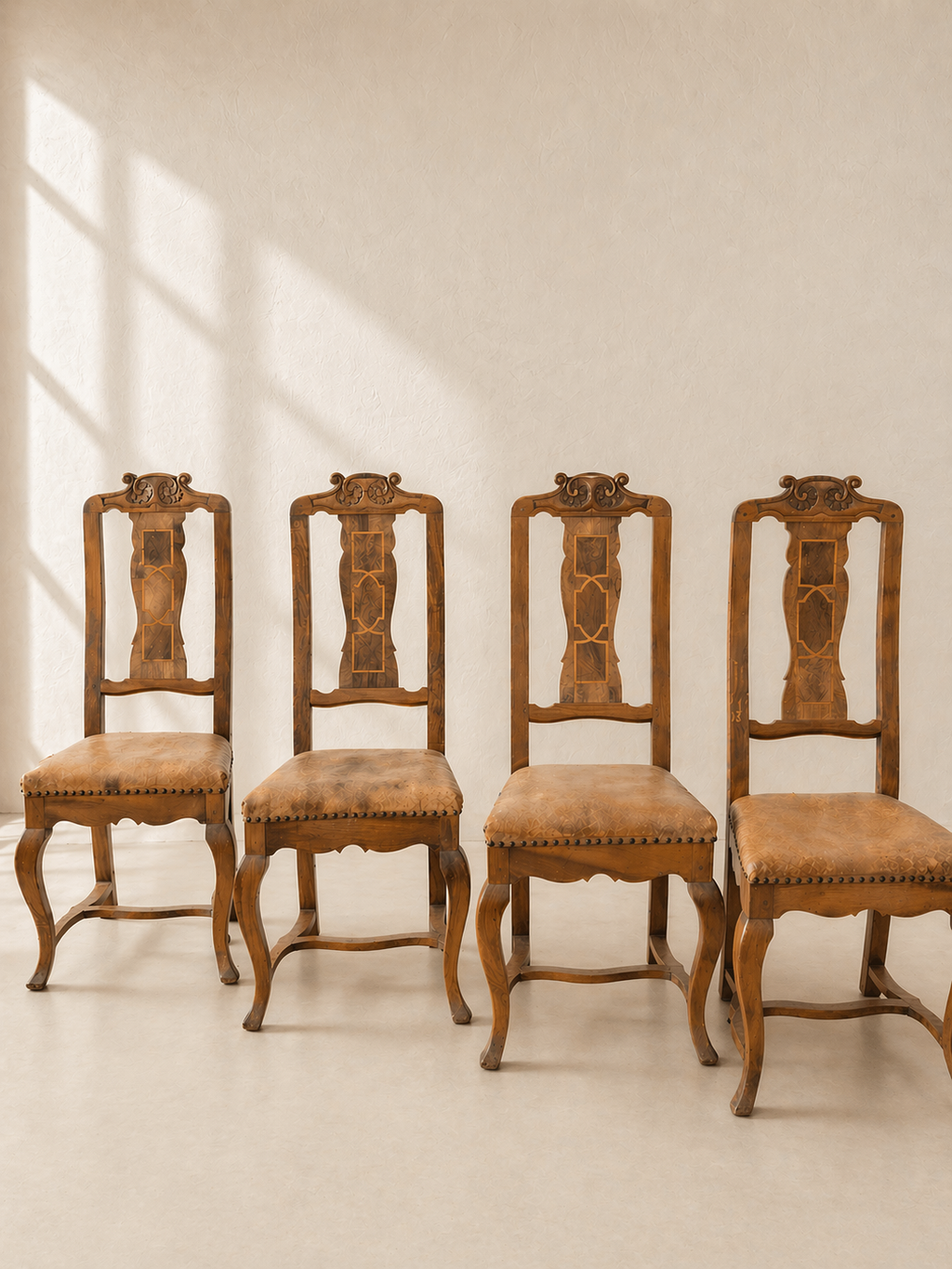 CONJUNTO DE 4 SILLAS DE NOGAL CON MARQUETERÍA C.1800