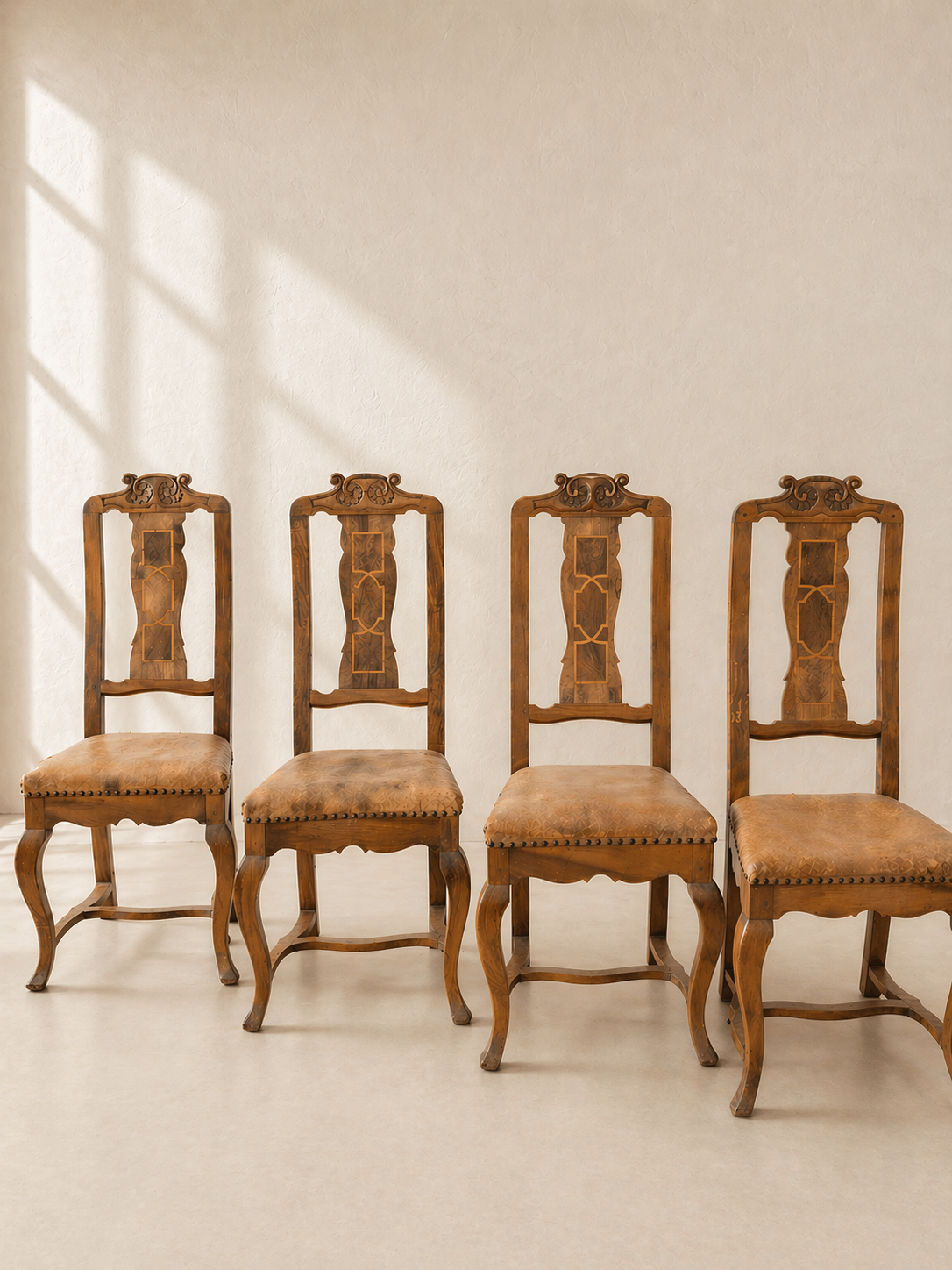 CONJUNTO DE 4 SILLAS DE NOGAL CON MARQUETERÍA C.1800