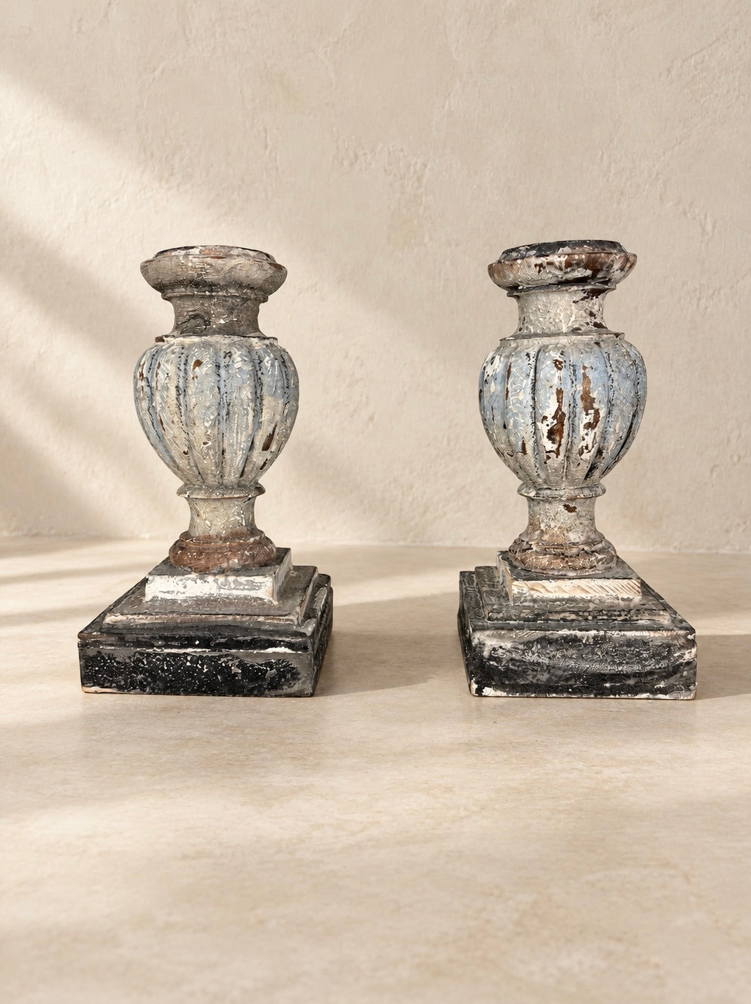PAIRE D’ÉLÉMENTS EN BOIS POLYCHROMÉ À CORPS CANNELÉ, XIXe SIÈCLE