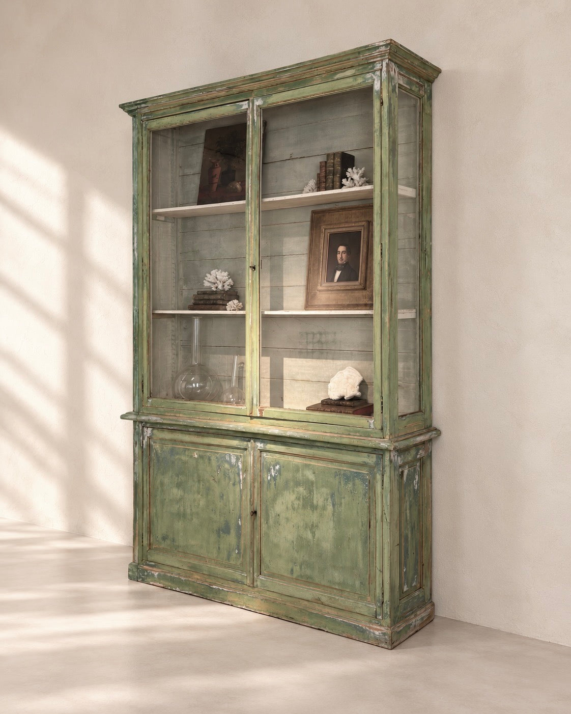 VITRINA FRANCESA CON VIDRIOS SOPLADOS Y PINTURA ORIGINAL, C.1880