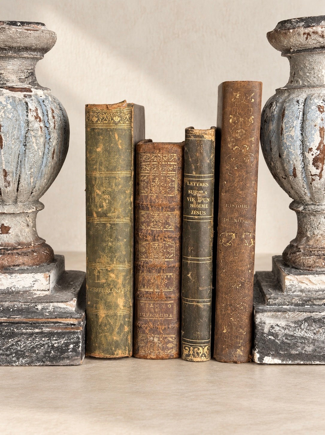 PAIRE D’ÉLÉMENTS EN BOIS POLYCHROMÉ À CORPS CANNELÉ, XIXe SIÈCLE