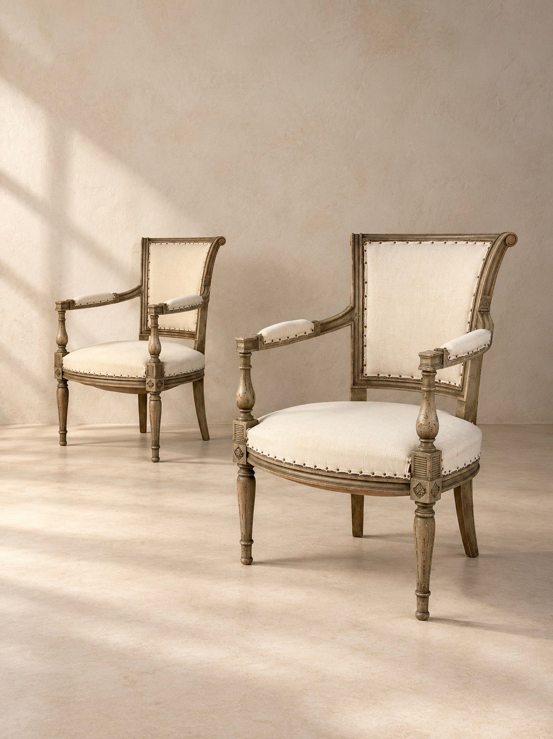 PAIRE DE FAUTEUILS DE STYLE DIRECTOIRE BELGES, XVIIIe SIÈCLE