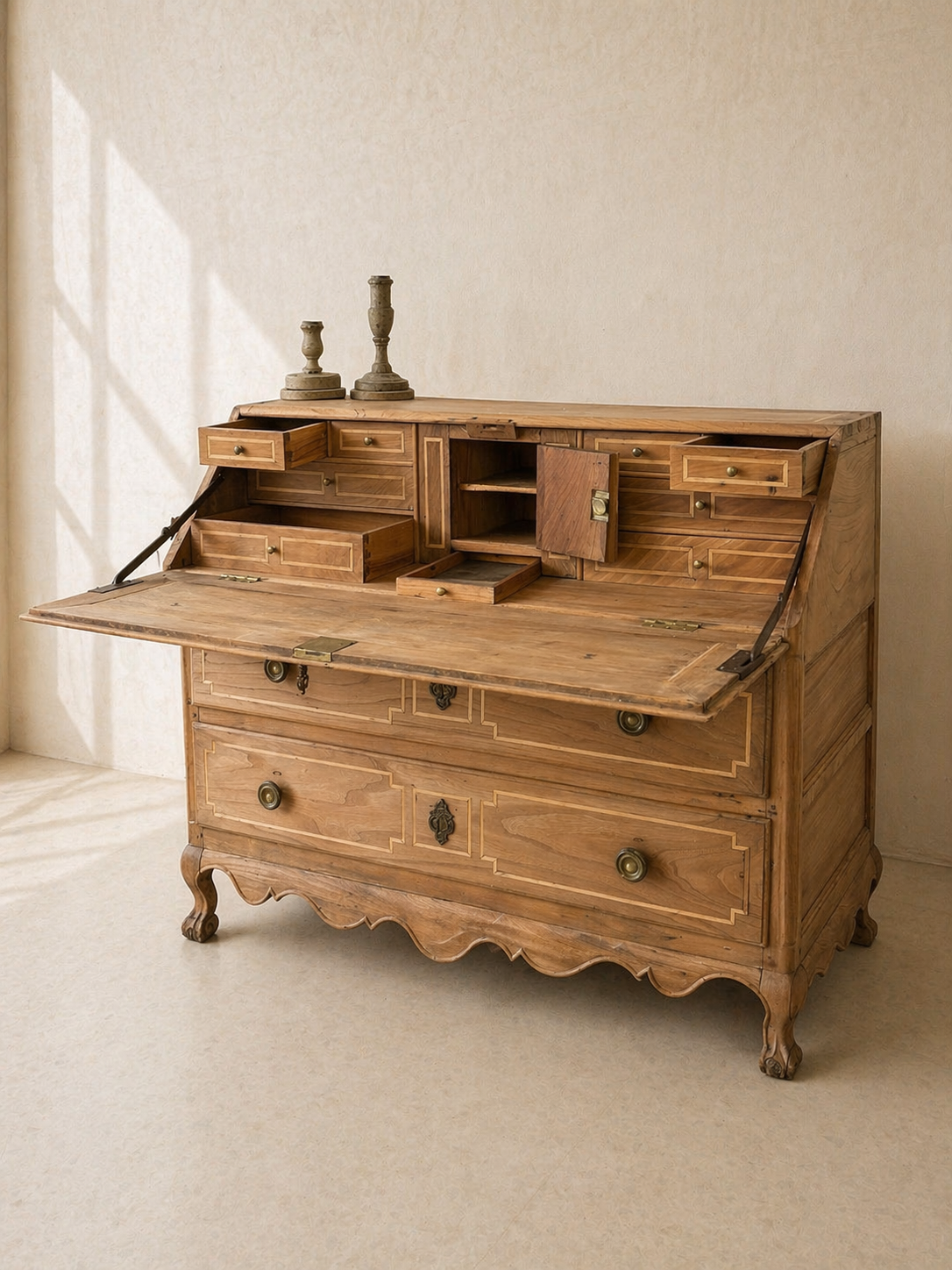 BUREAU FRANCÉS CON MARQUETERÍA S.XVIII