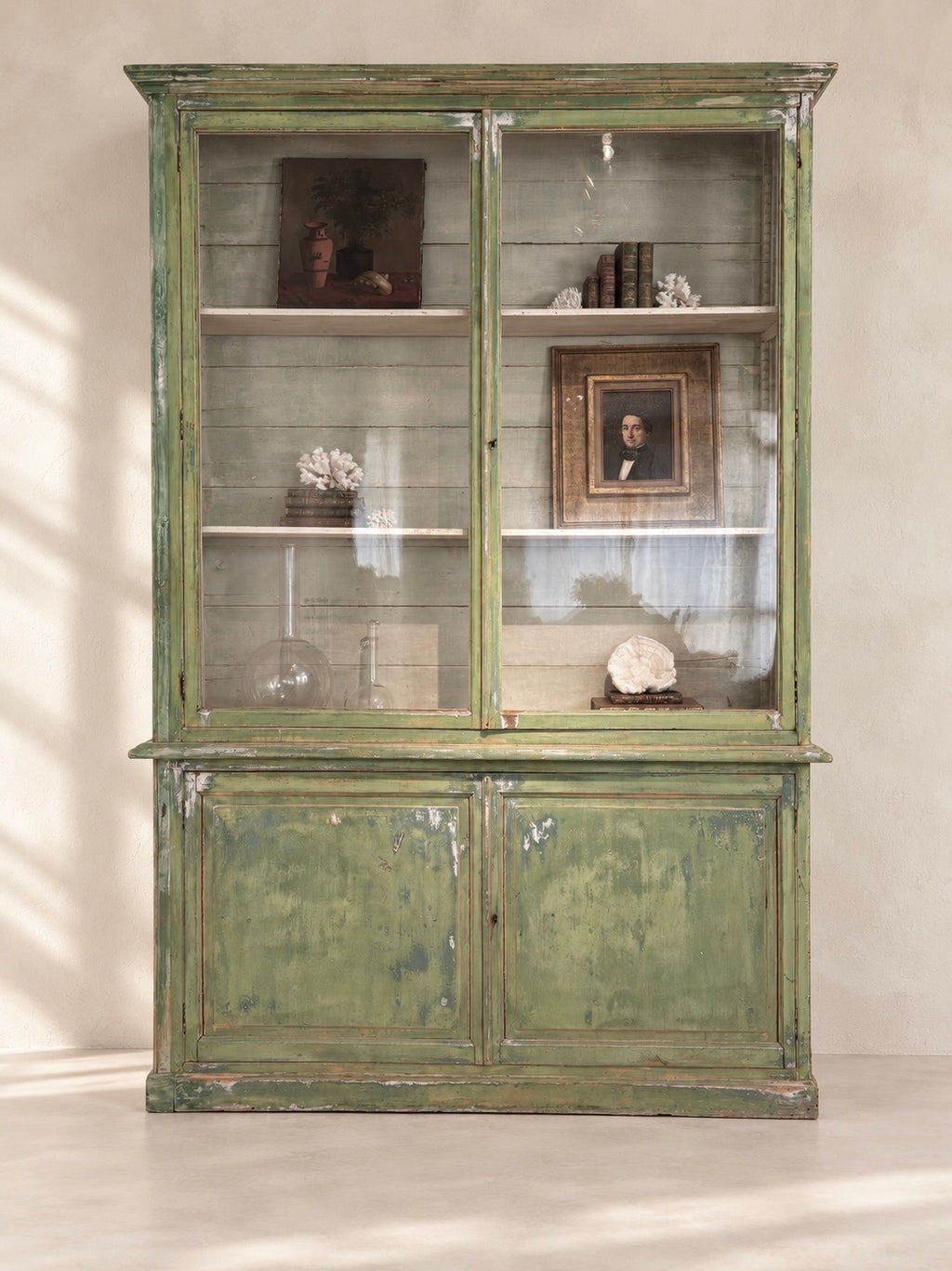 VITRINA FRANCESA CON VIDRIOS SOPLADOS Y PINTURA ORIGINAL, C.1880