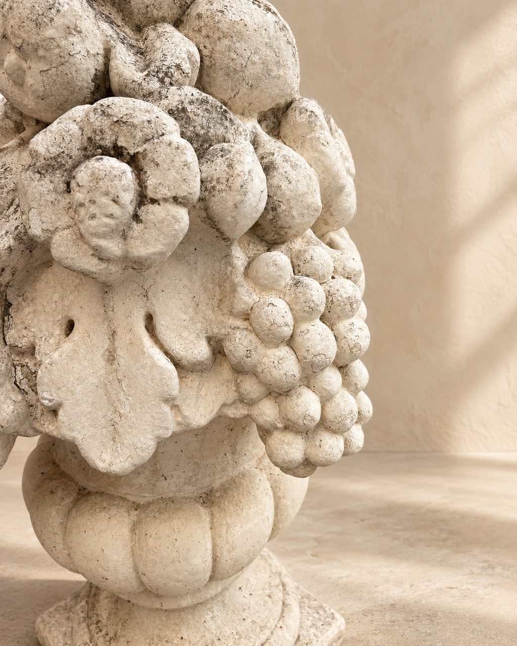 PAIR OF ORNAMENTAL FRENCH FRUIT BOWLS. 20TH CENTURY