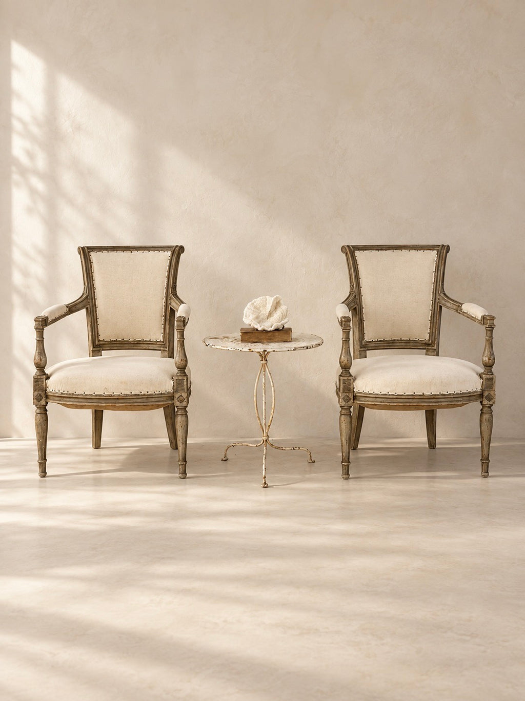 PAIRE DE FAUTEUILS DE STYLE DIRECTOIRE BELGES, XVIIIe SIÈCLE