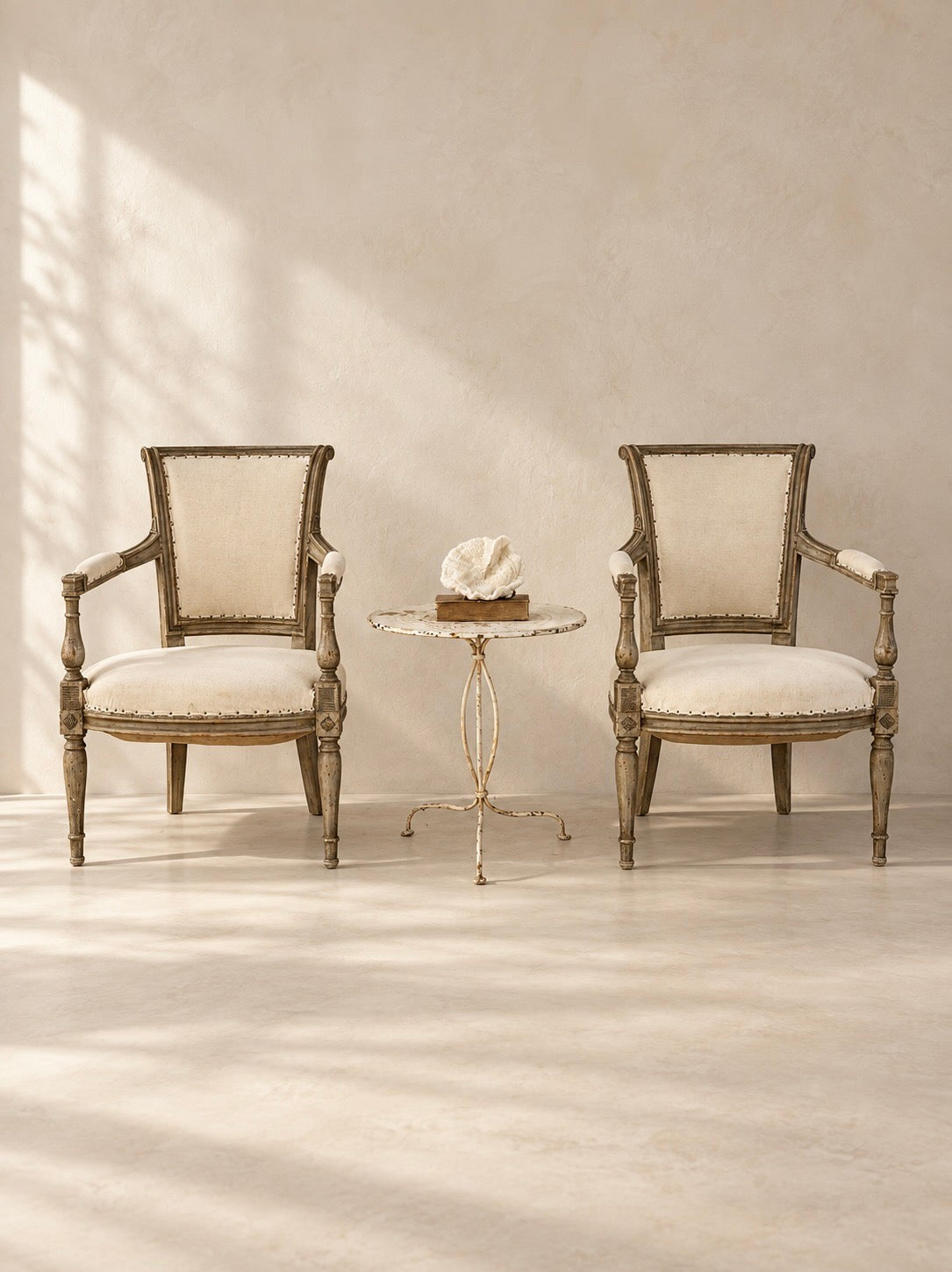 PAIRE DE FAUTEUILS DE STYLE DIRECTOIRE BELGES, XVIIIe SIÈCLE