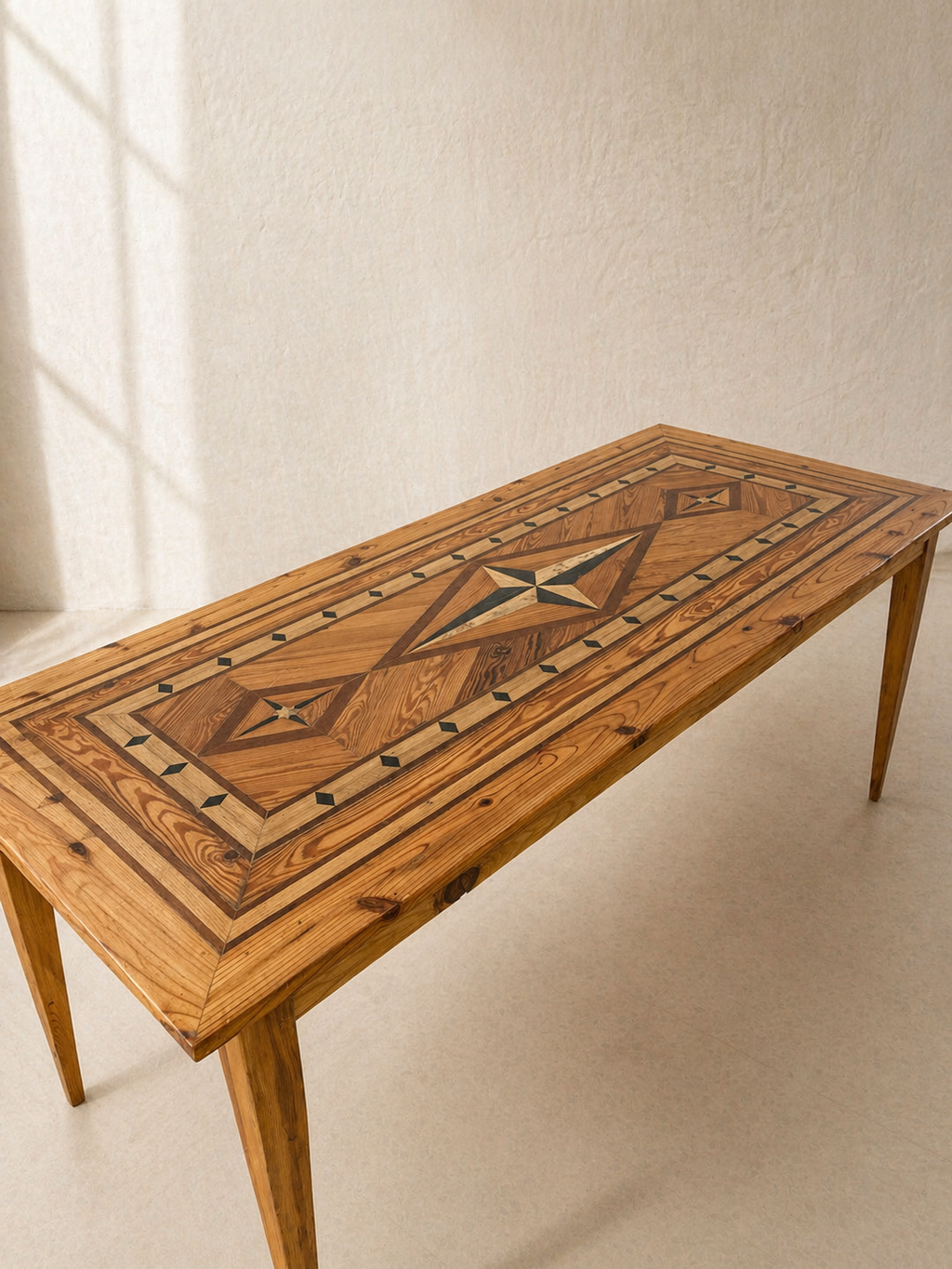MESA DE MARQUETERÍA CON MOTIVOS GEOMETRICOS C.1900