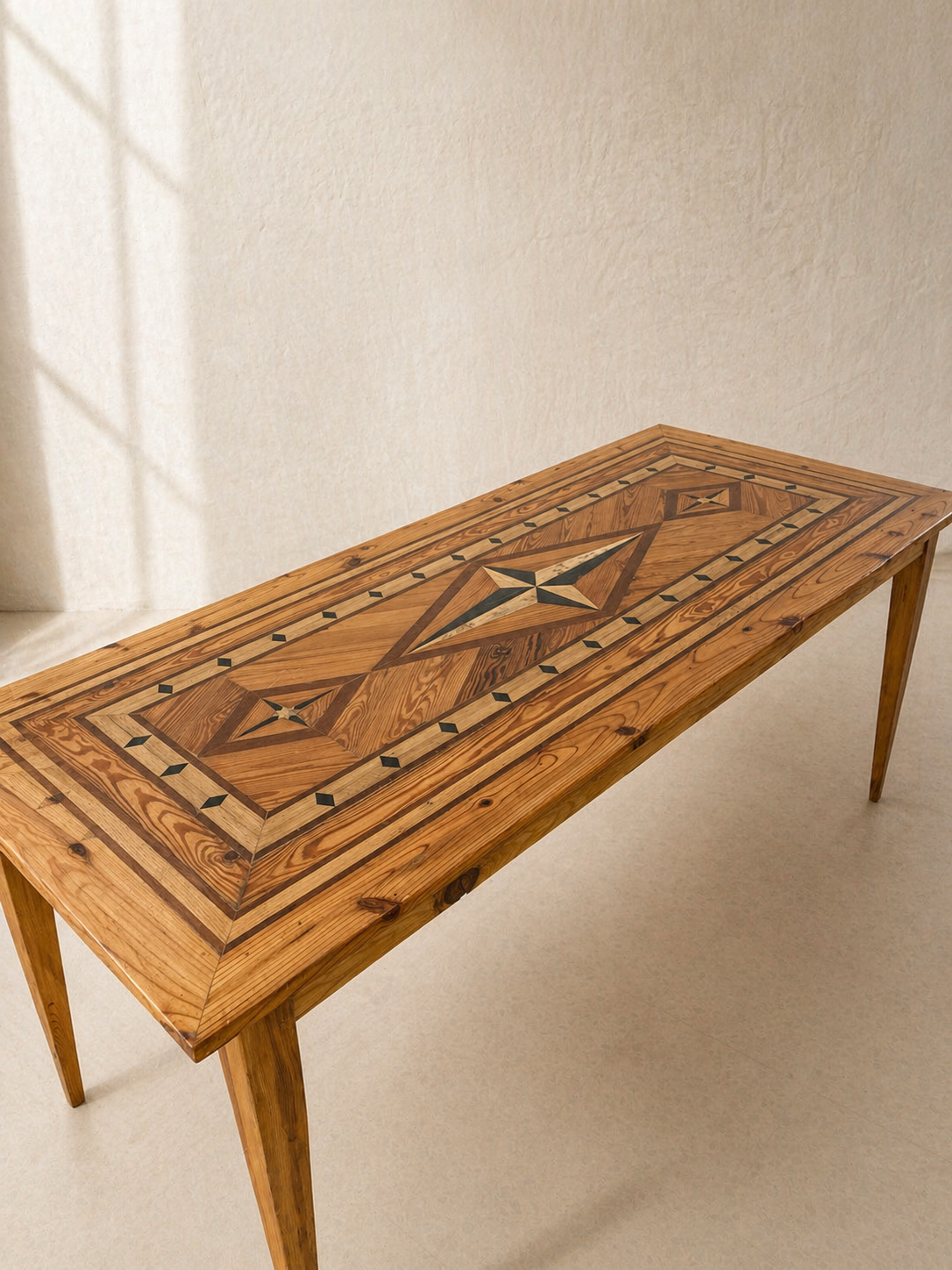 MESA DE MARQUETERÍA CON MOTIVOS GEOMETRICOS C.1900