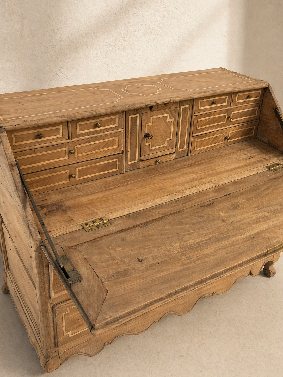 BUREAU FRANCÉS CON MARQUETERÍA S.XVIII