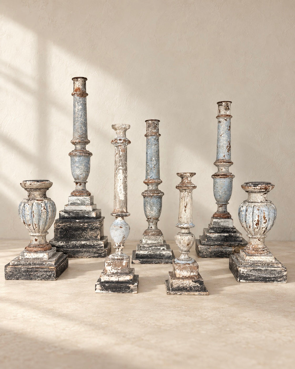 PAIRE D’ÉLÉMENTS EN BOIS POLYCHROMÉ À CORPS CANNELÉ, XIXe SIÈCLE