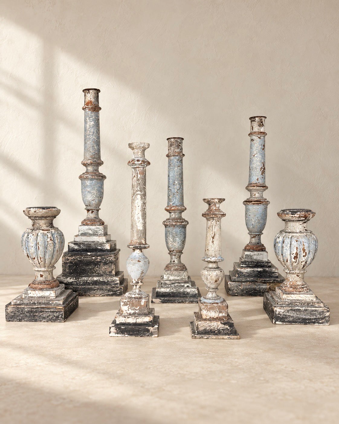 PAIRE D’ÉLÉMENTS EN BOIS POLYCHROMÉ À CORPS CANNELÉ, XIXe SIÈCLE