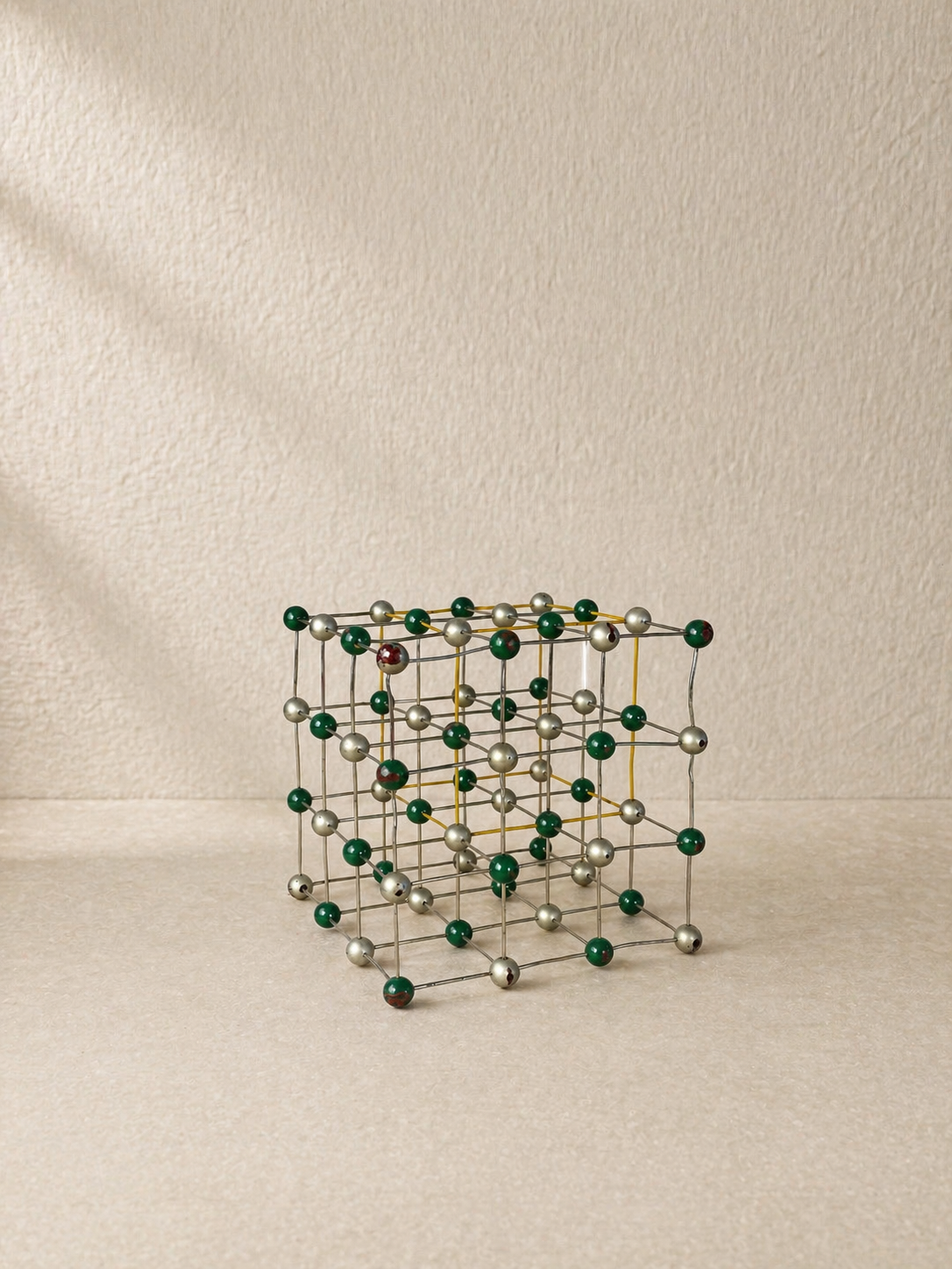 MODELO DE ESTRUCTURA MOLECULAR VERDE Y BLANCO AÑOS 50