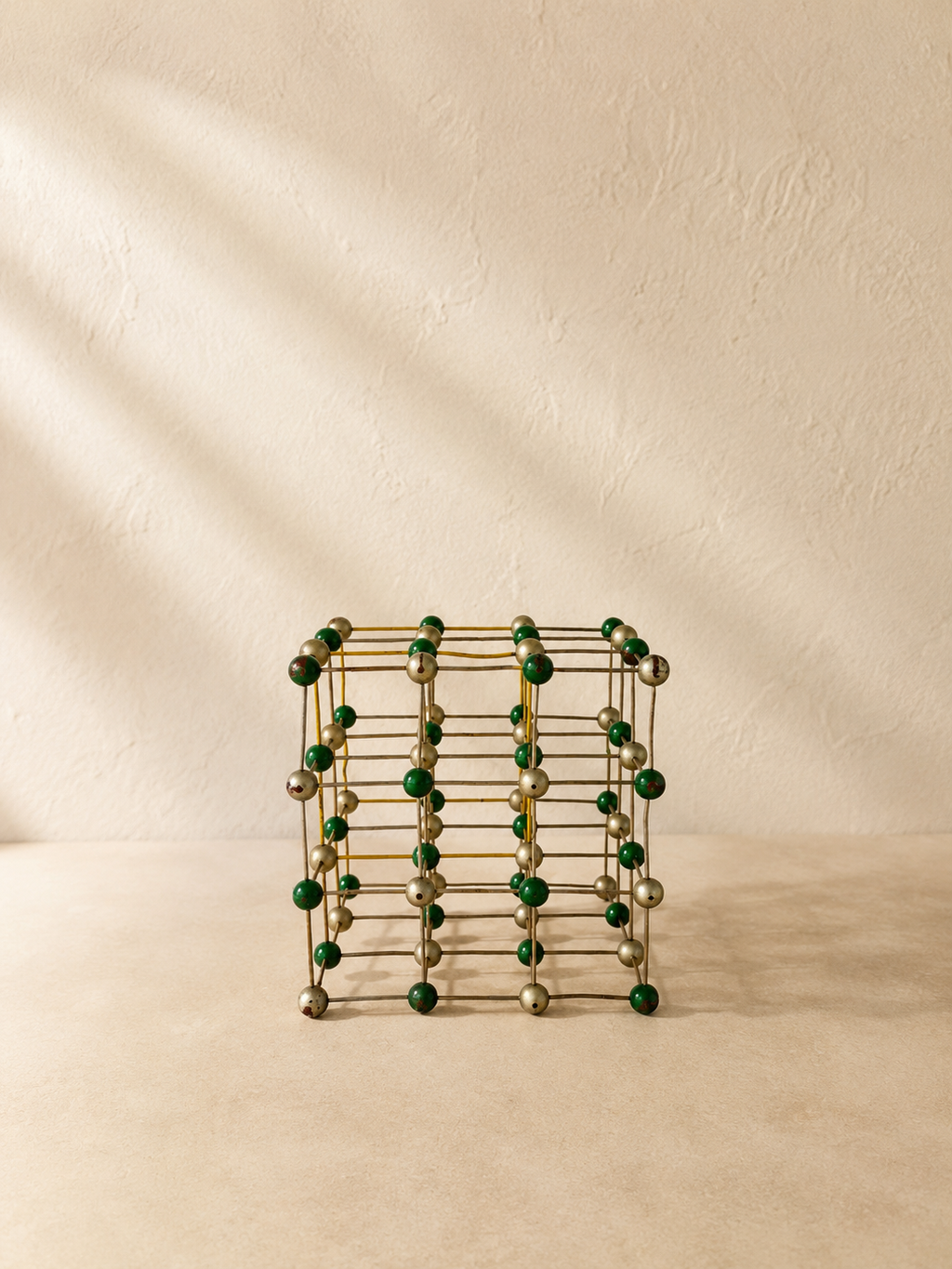 MODELO DE ESTRUCTURA MOLECULAR VERDE Y BLANCO AÑOS 50