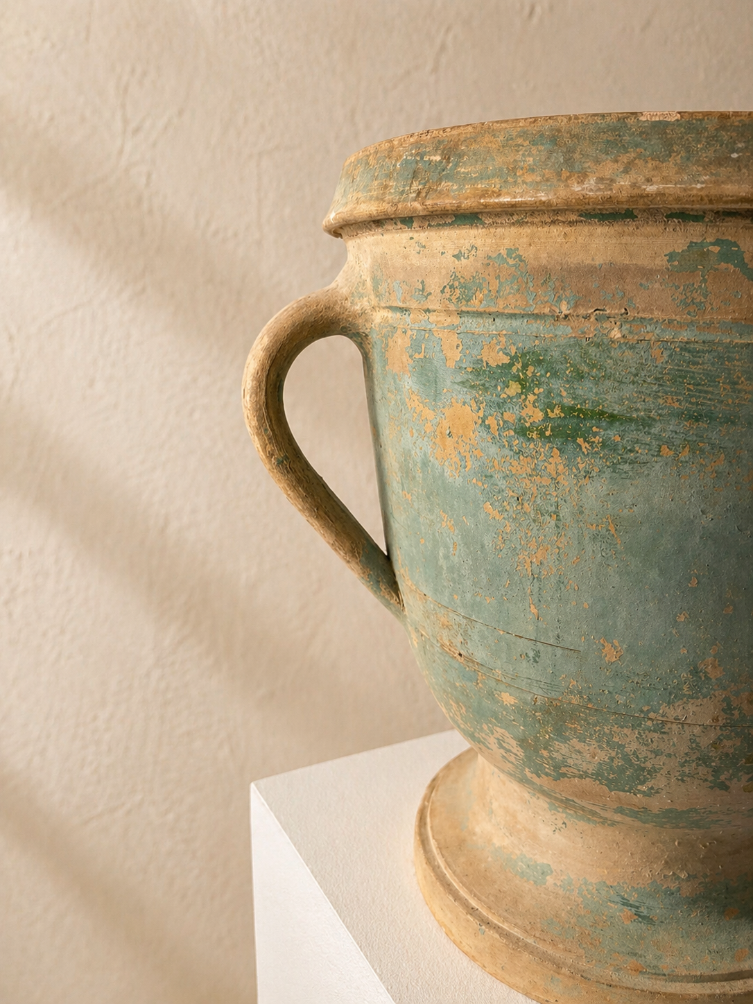 MACETERO FRANCÉS DE TERRACOTA CON PÁTINA VERDE S.XIX