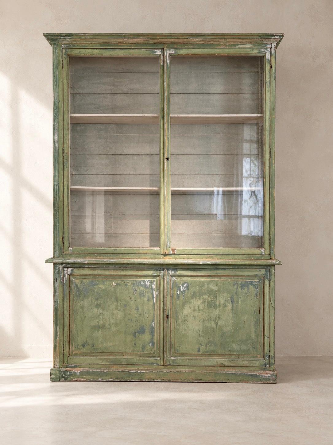 VITRINE FRANÇAISE AVEC VERRES SOUFFLÉS ET PEINTURE D’ORIGINE, VERS 1880