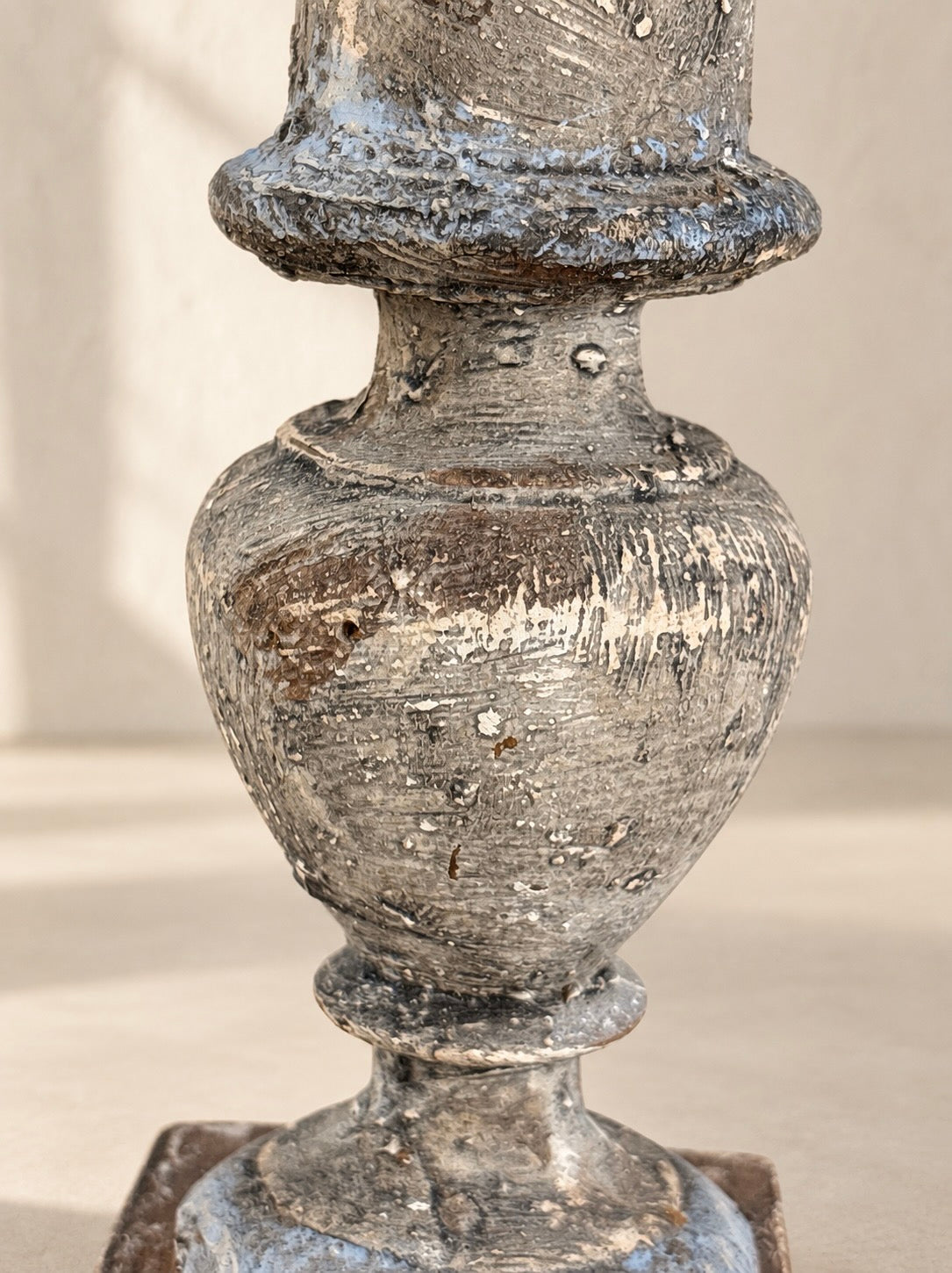 PAIRE D’ÉLÉMENTS EN BOIS POLYCHROMÉ AVEC COLONNE BALAUSTRE DU XIXE SIÈCLE