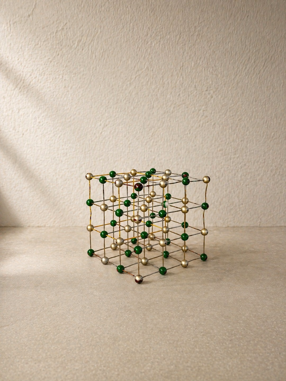 MODELO DE ESTRUCTURA MOLECULAR VERDE Y BLANCO AÑOS 50