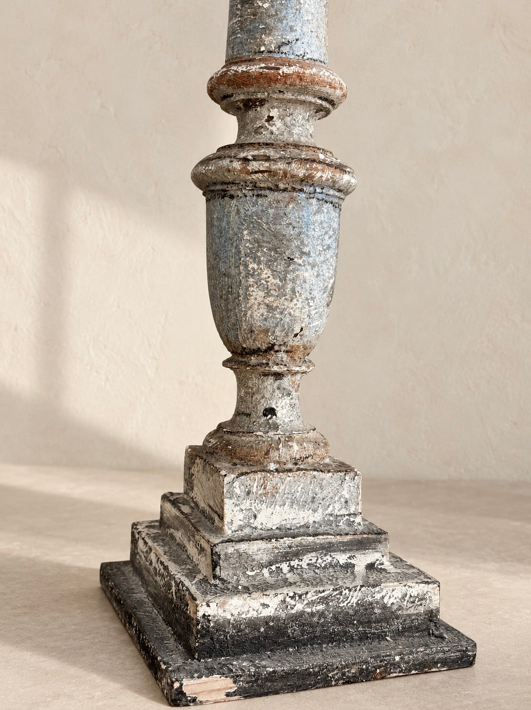 TRIO D’ÉLÉMENTS EN BOIS POLYCHROMÉ À TIGE ALLONGÉE, XIXE S.