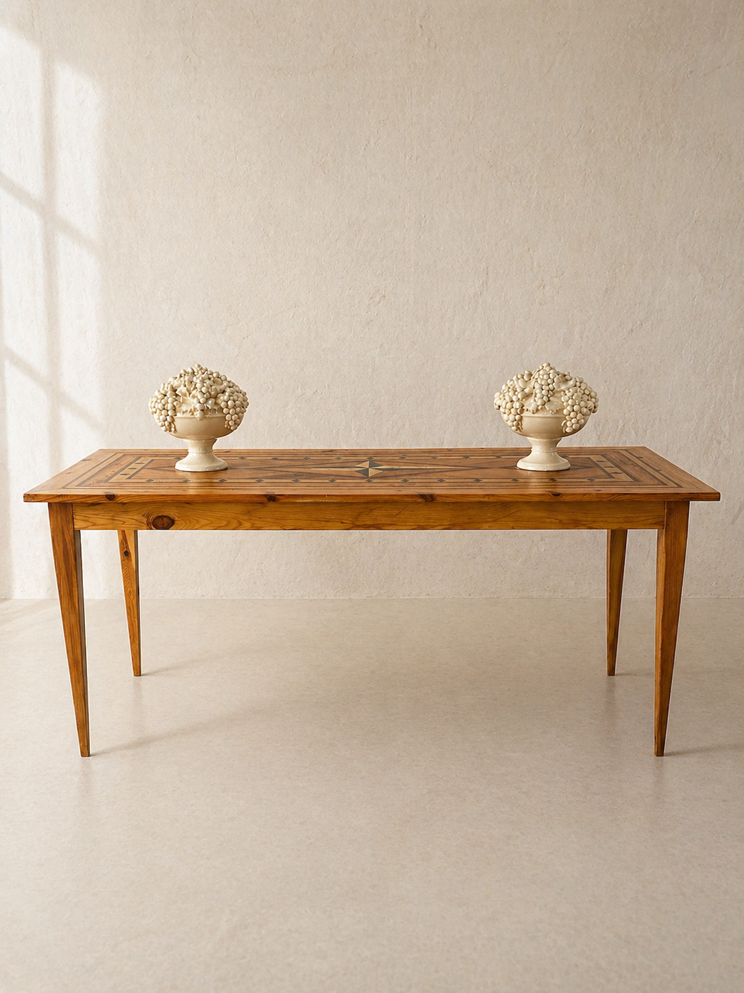 MESA DE MARQUETERÍA CON MOTIVOS GEOMETRICOS C.1900
