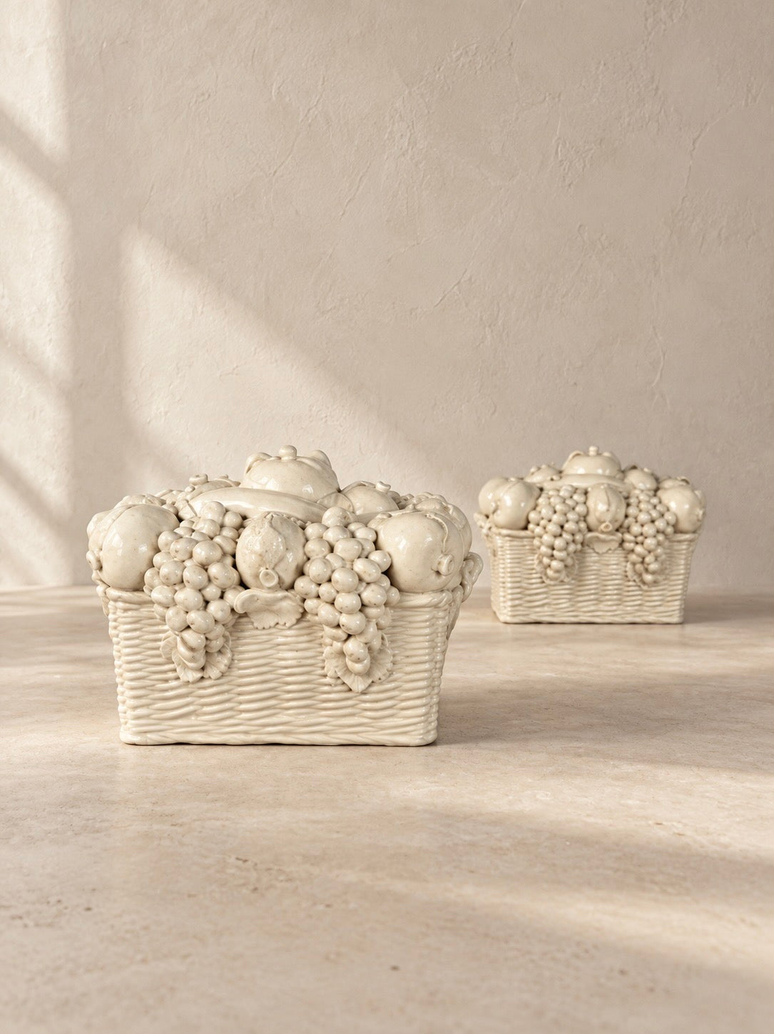PANIER DE FRUITS ITALIEN EN CÉRAMIQUE BLANCHE, ANNÉES 50