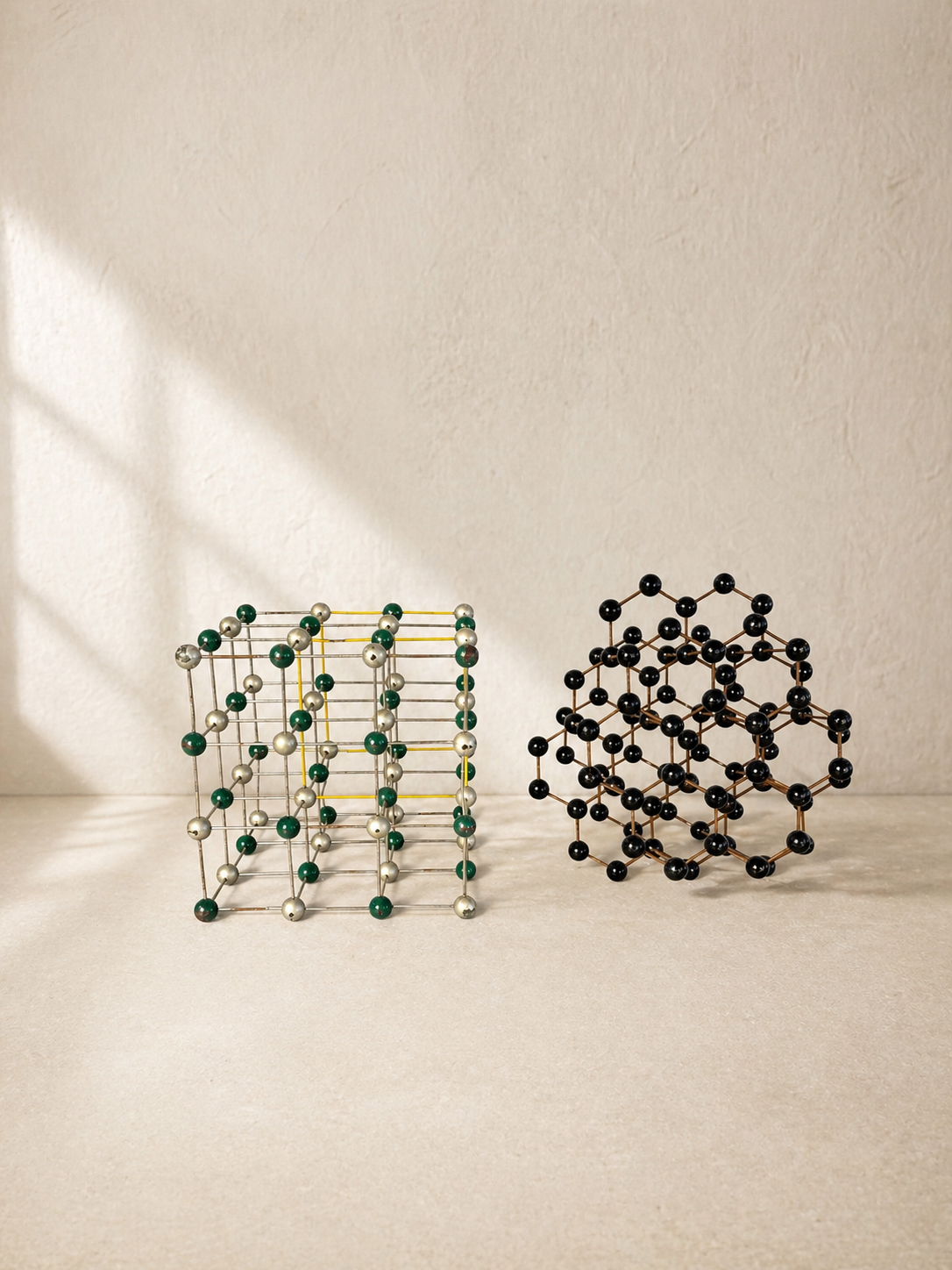 MODELO DE ESTRUCTURA MOLECULAR VERDE Y BLANCO AÑOS 50