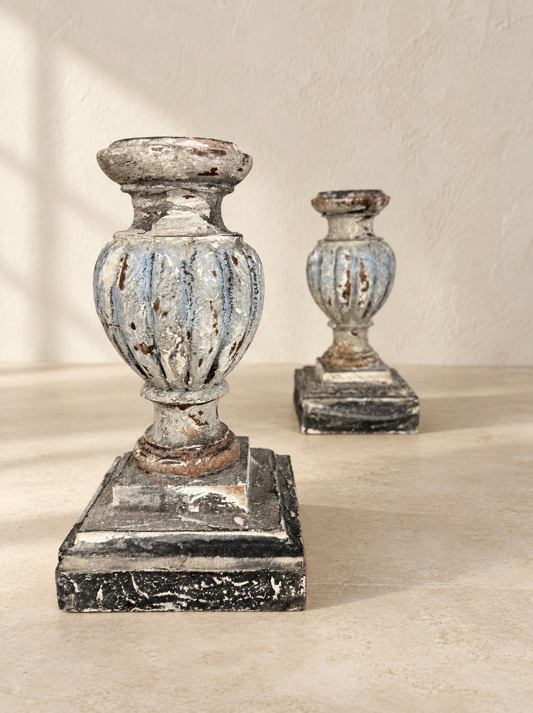 PAIRE D’ÉLÉMENTS EN BOIS POLYCHROMÉ À CORPS CANNELÉ, XIXe SIÈCLE