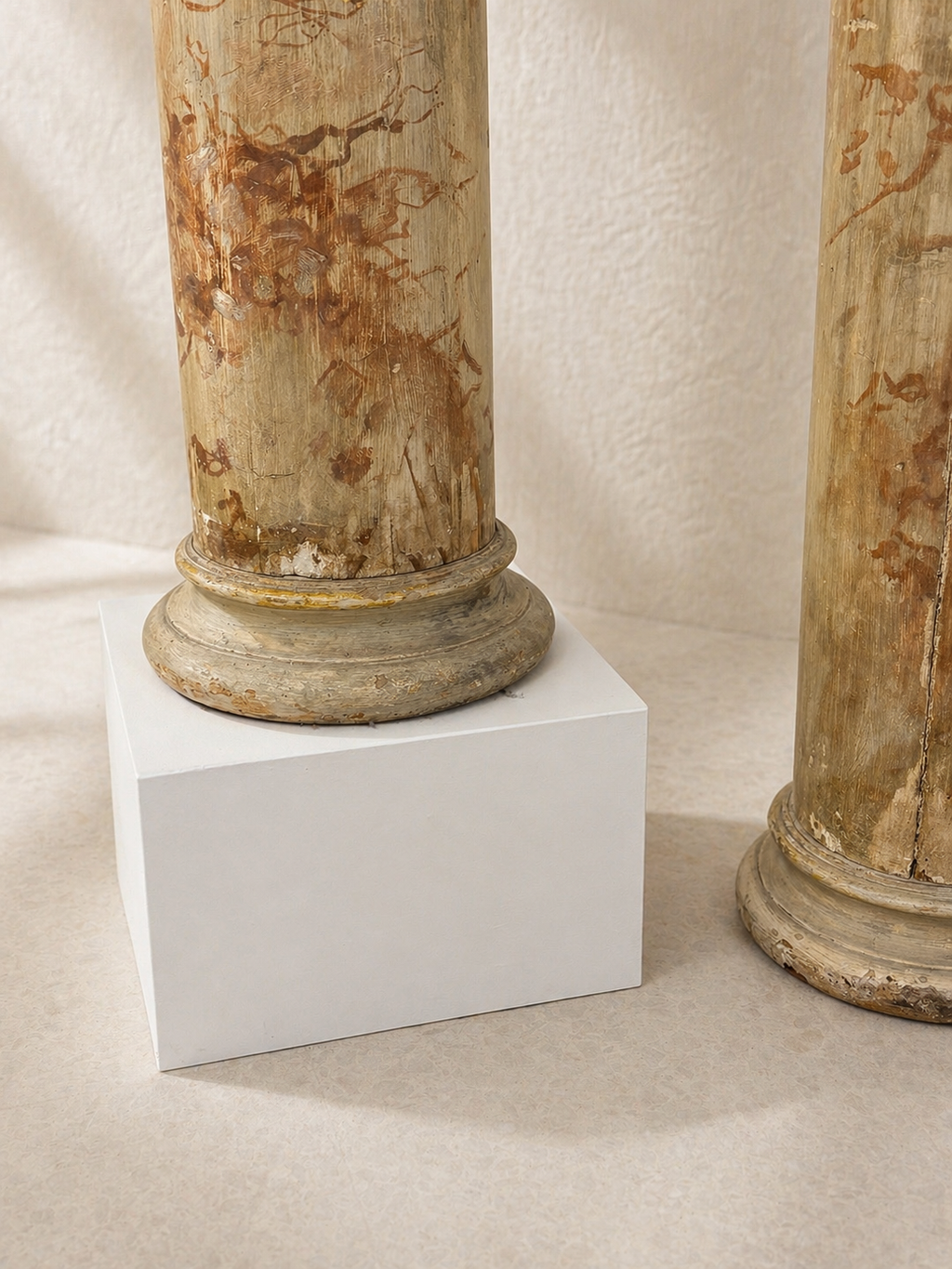 PAREJA DE COLUMNAS TOSCANAS EN MADERA MARMOLEADA S.XVIII