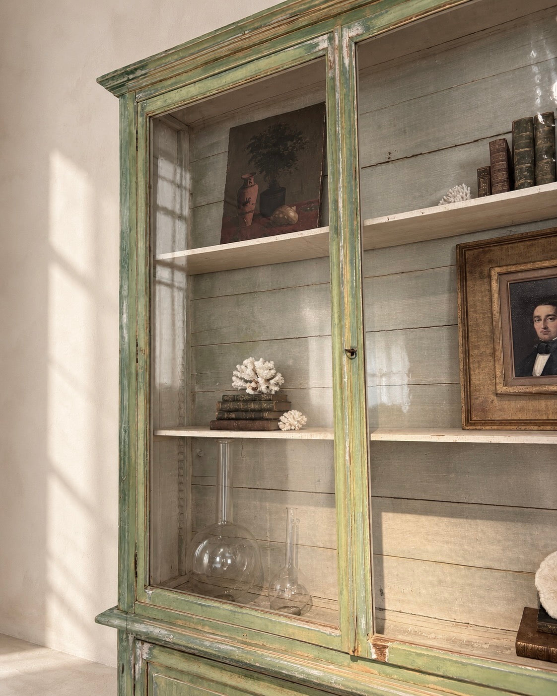 VITRINA FRANCESA CON VIDRIOS SOPLADOS Y PINTURA ORIGINAL, C.1880